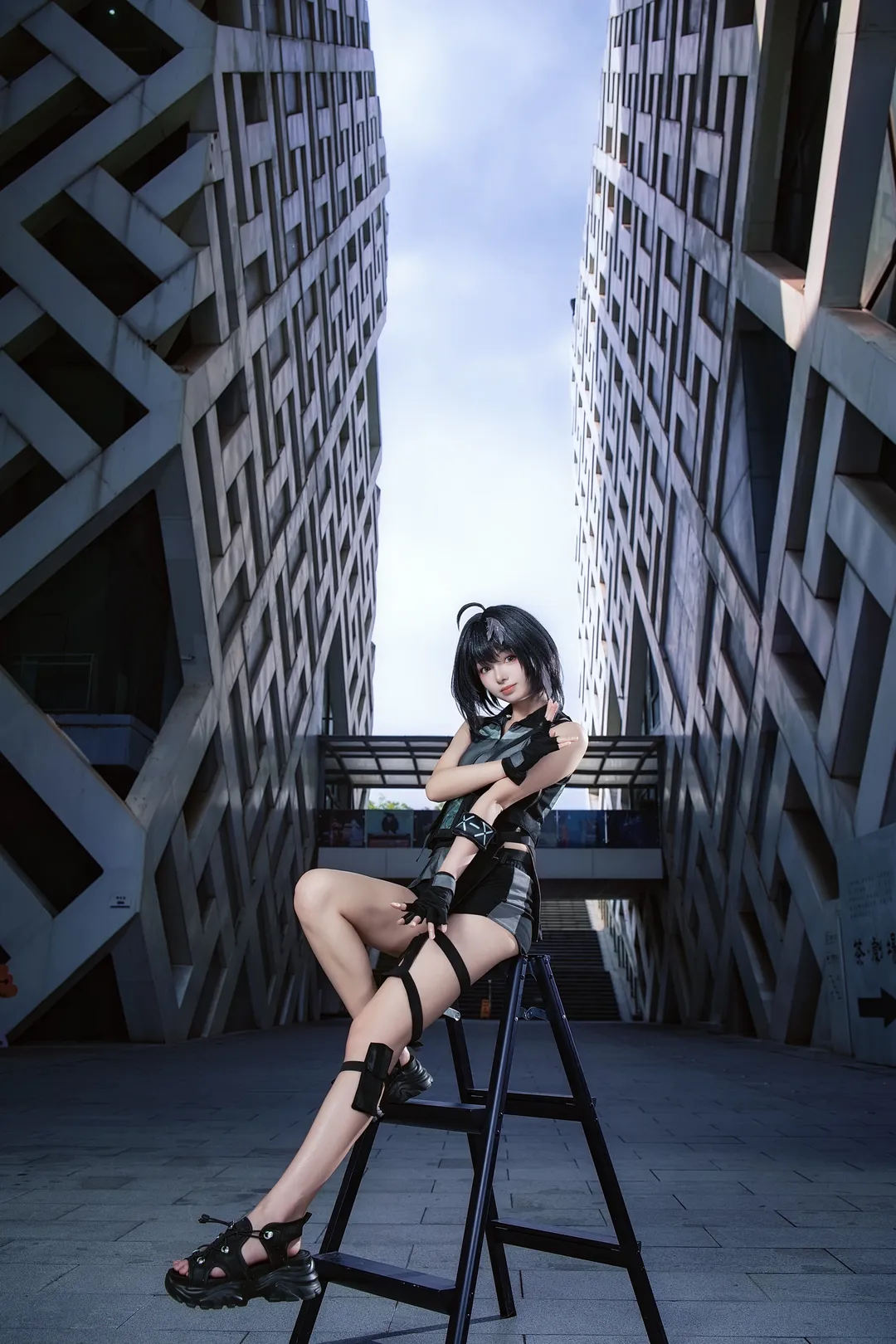 【羽毛笔cos】没有镰刀的战术少女，在佛山坊塔的几何光影中