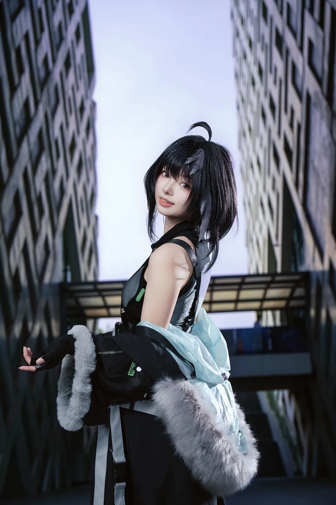 【羽毛笔cos】没有镰刀的战术少女，在佛山坊塔的几何光影中 - 第 9 张