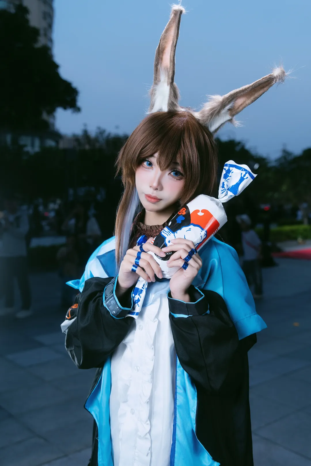 【阿米婭cos】明日方舟阿米婭在螢火蟲漫展扛起巨型糖果 - 第 1 張
