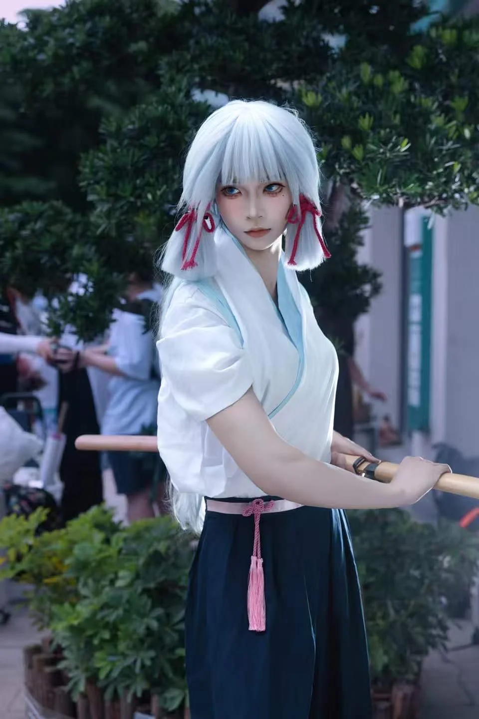 【神里綾華 コスプレ】真夏の広州蛍火虫アニメエキスポに剣を手に立つ - 1 枚目