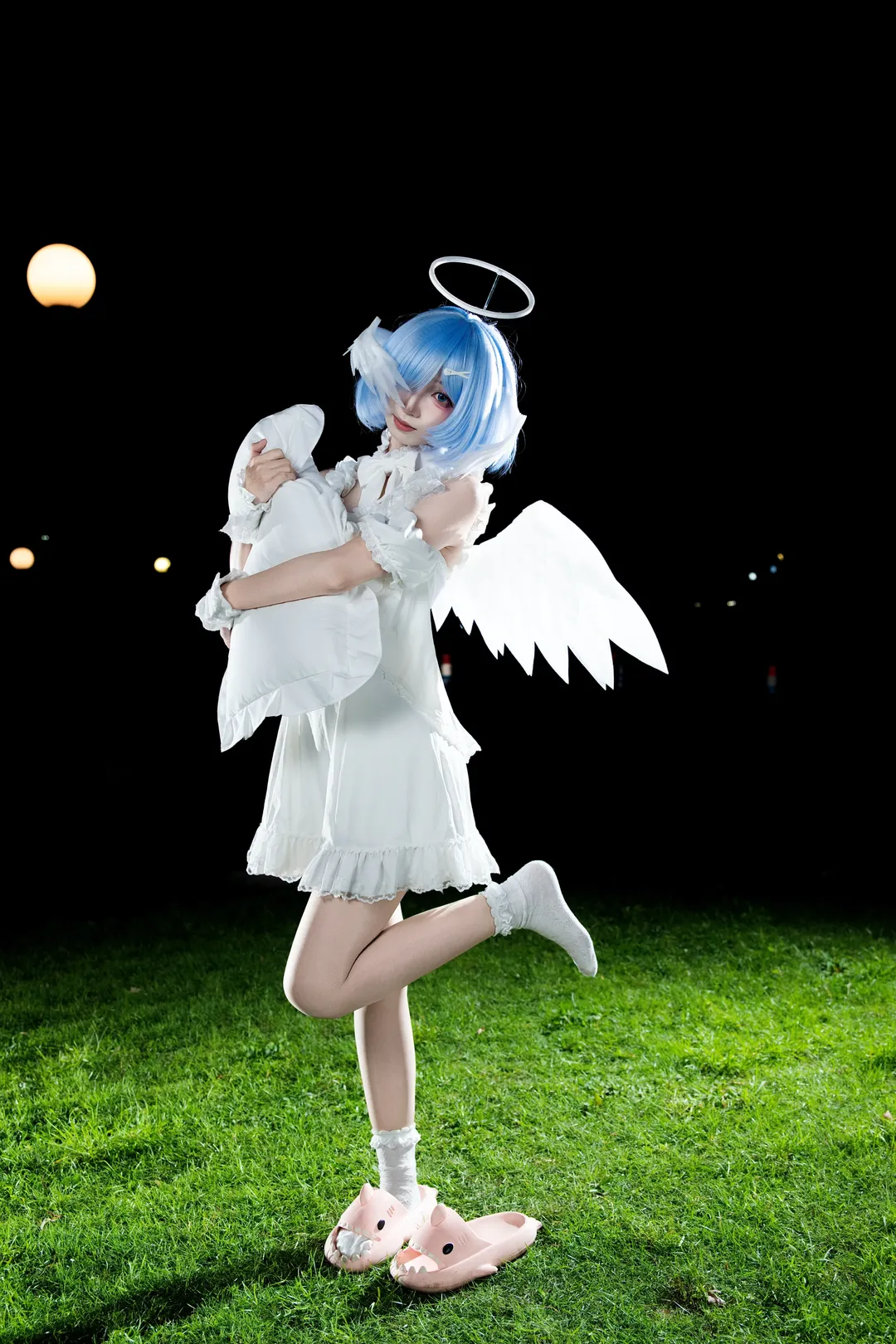 【レム コスプレ】夜の芝生に舞い降りた天使、白ワンピと光輪のイベントスナップ - 1 枚目