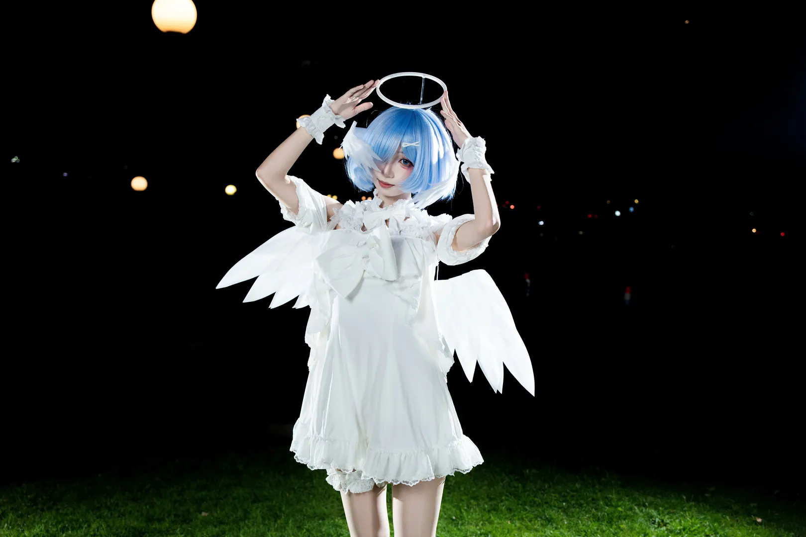 【レム コスプレ】夜の芝生に舞い降りた天使、白ワンピと光輪のイベントスナップ - 2 枚目