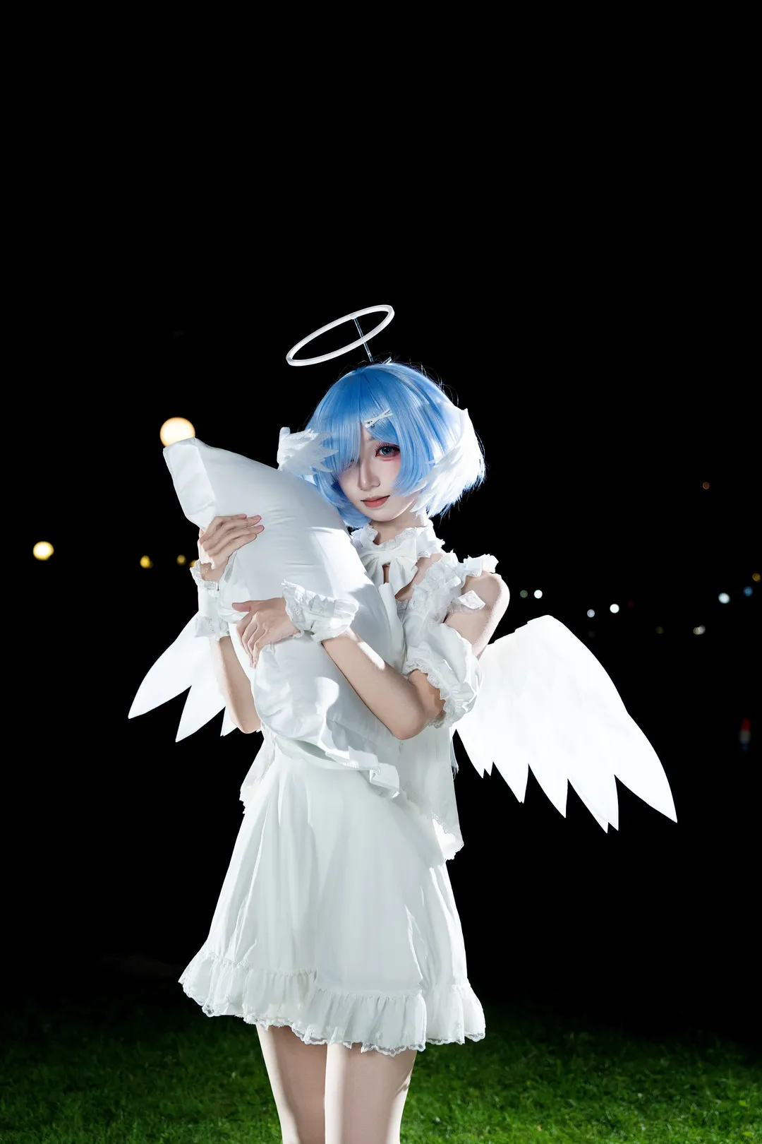 【レム コスプレ】夜の芝生に舞い降りた天使、白ワンピと光輪のイベントスナップ - 3 枚目