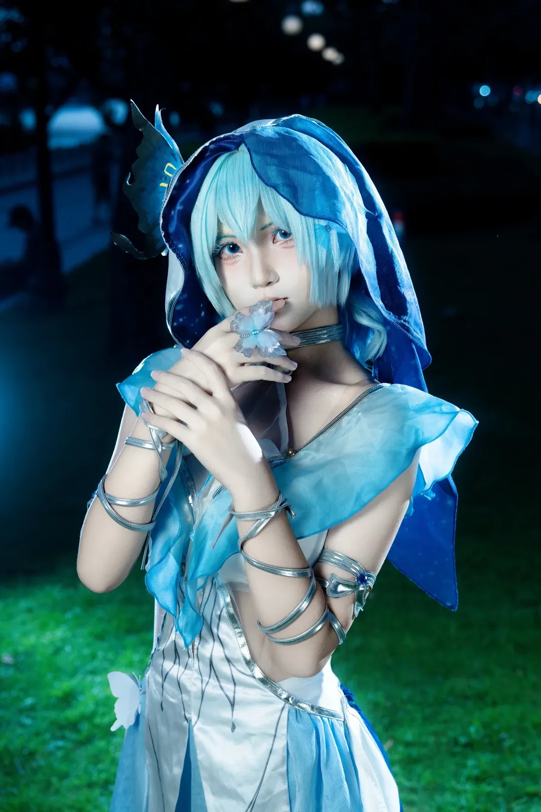【守岸人cos】鸣潮里的蓝色蝶影，夜拍冷调氛围 - 第 1 张