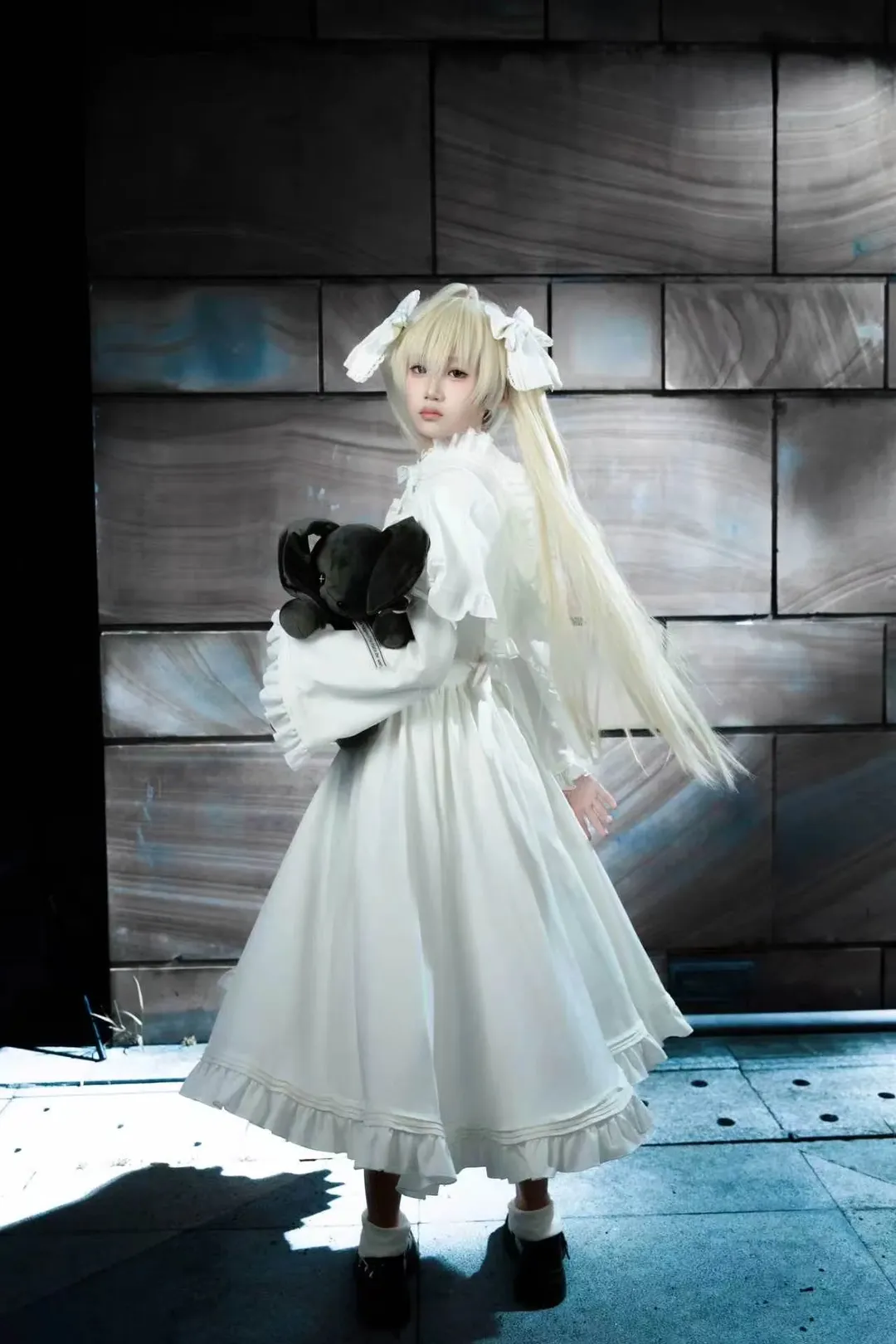 【穹妹cos】动漫星城里的白裙与黑兔玩偶