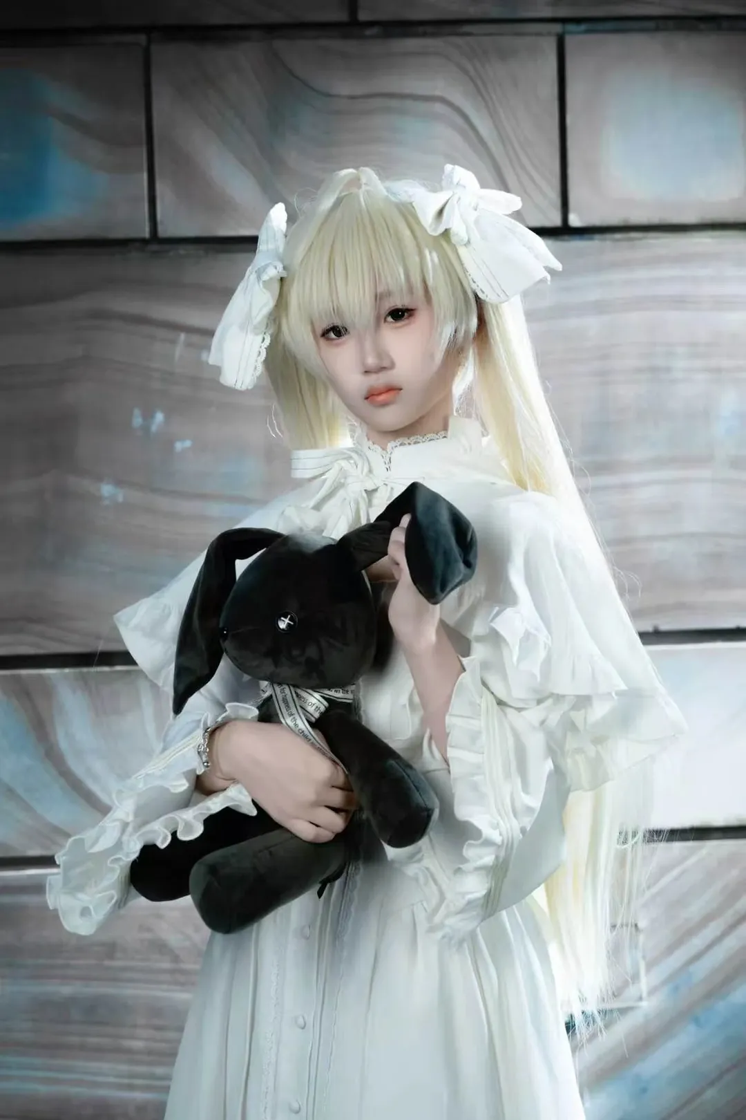 【穹妹cos】动漫星城里的白裙与黑兔玩偶 - 第 2 张
