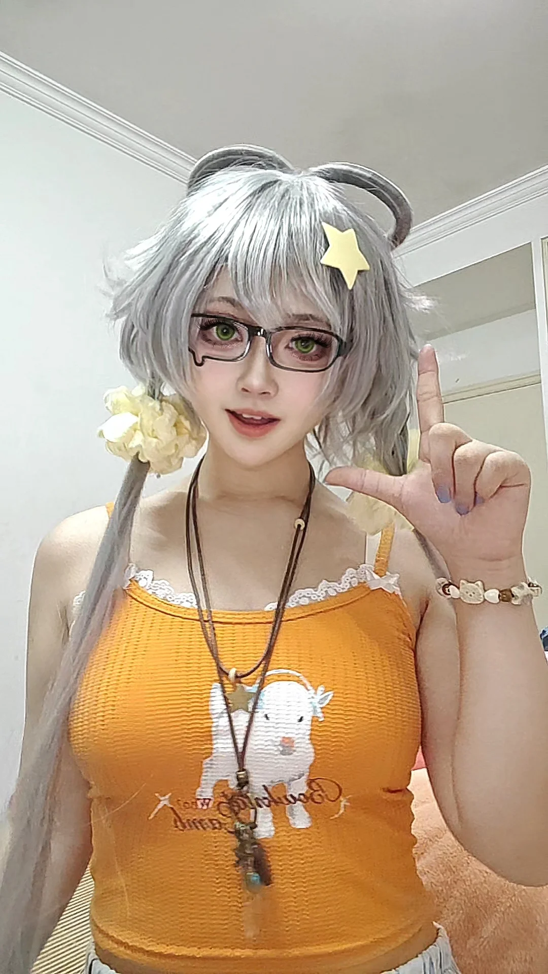 【洛天依cos】银灰双马尾和橘色小吊带的日常出片