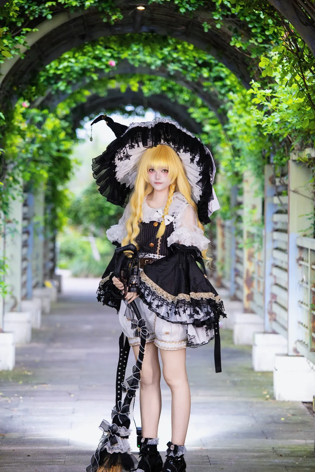 【霧雨魔理沙cos】東方project的魔法使，自然光下的藤蔓長廊 - 第 1 張