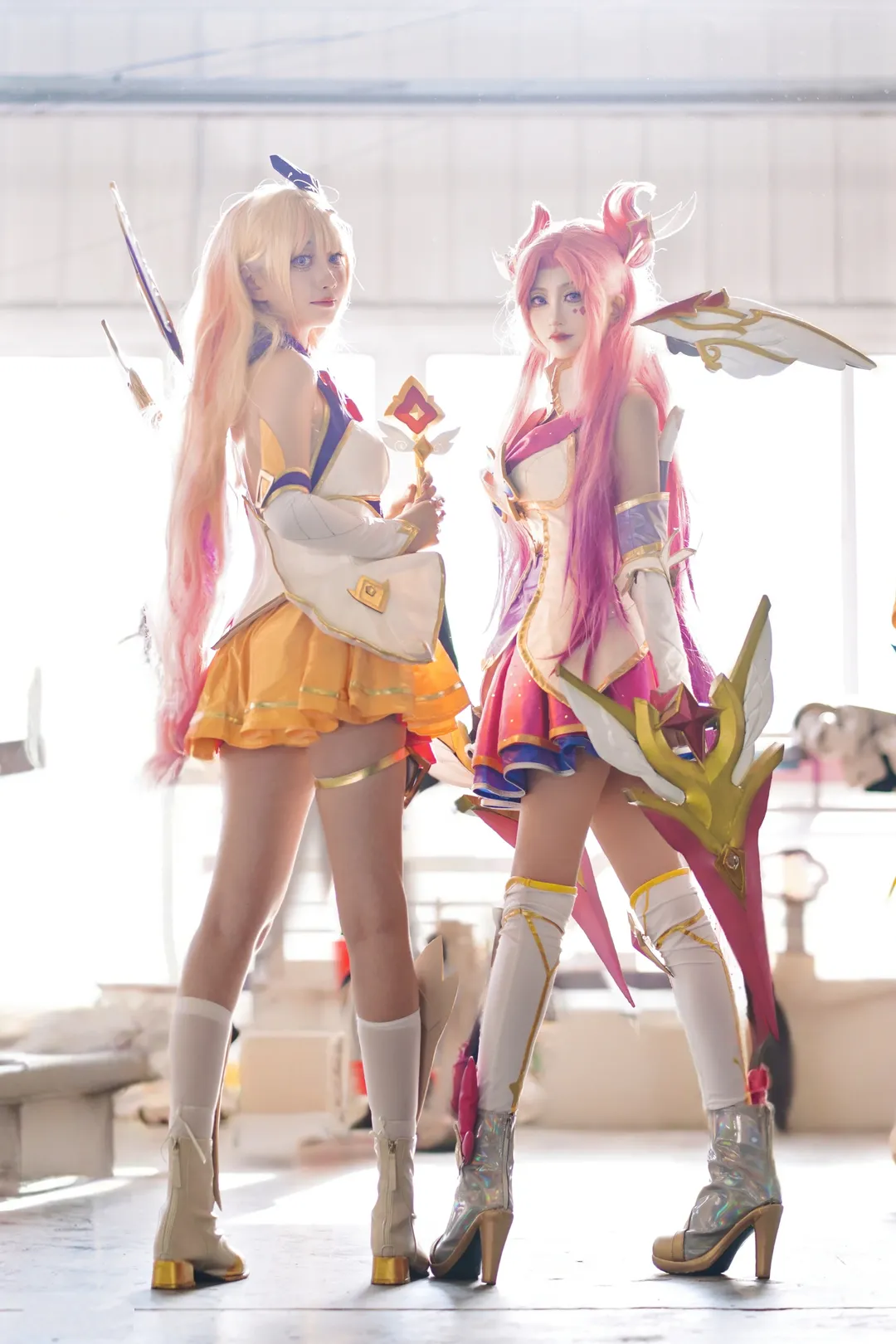【萨勒芬妮cos】英雄联盟星之守护者，白丝长腿的二次元漫展场照 - 第 1 张