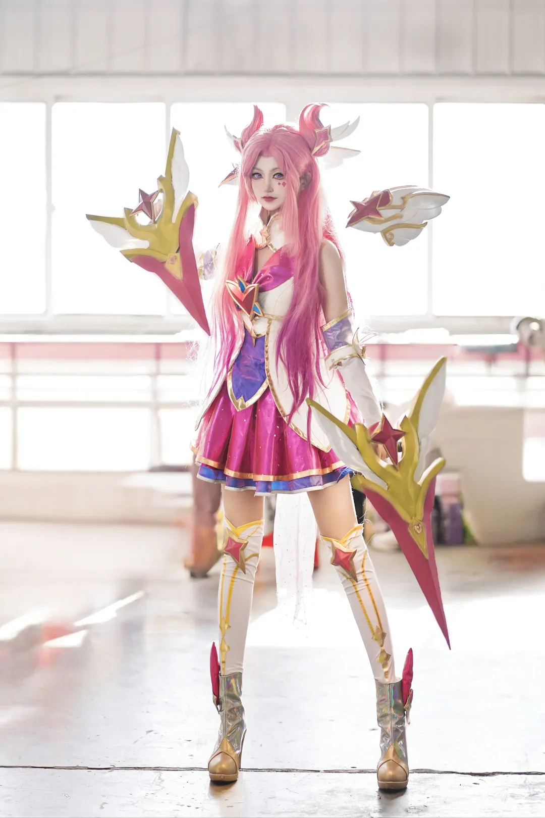 【萨勒芬妮cos】英雄联盟星之守护者，白丝长腿的二次元漫展场照