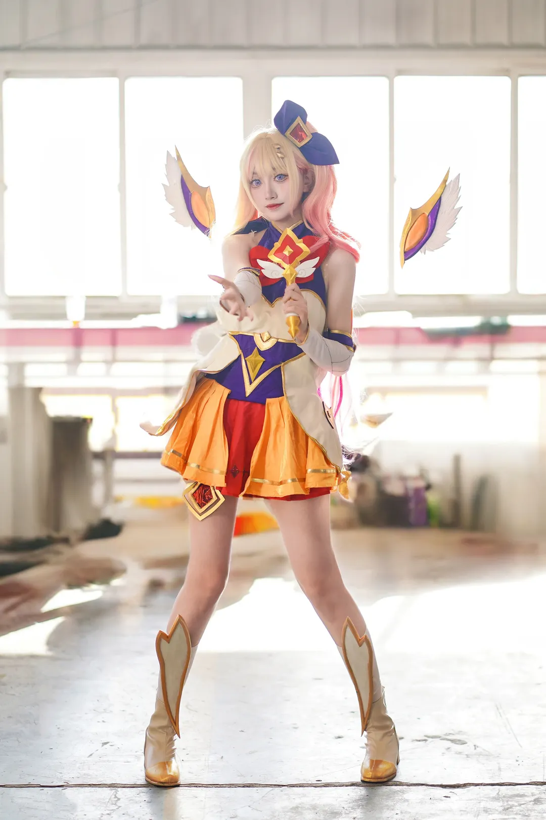 【萨勒芬妮cos】英雄联盟星之守护者，白丝长腿的二次元漫展场照 - 第 3 张