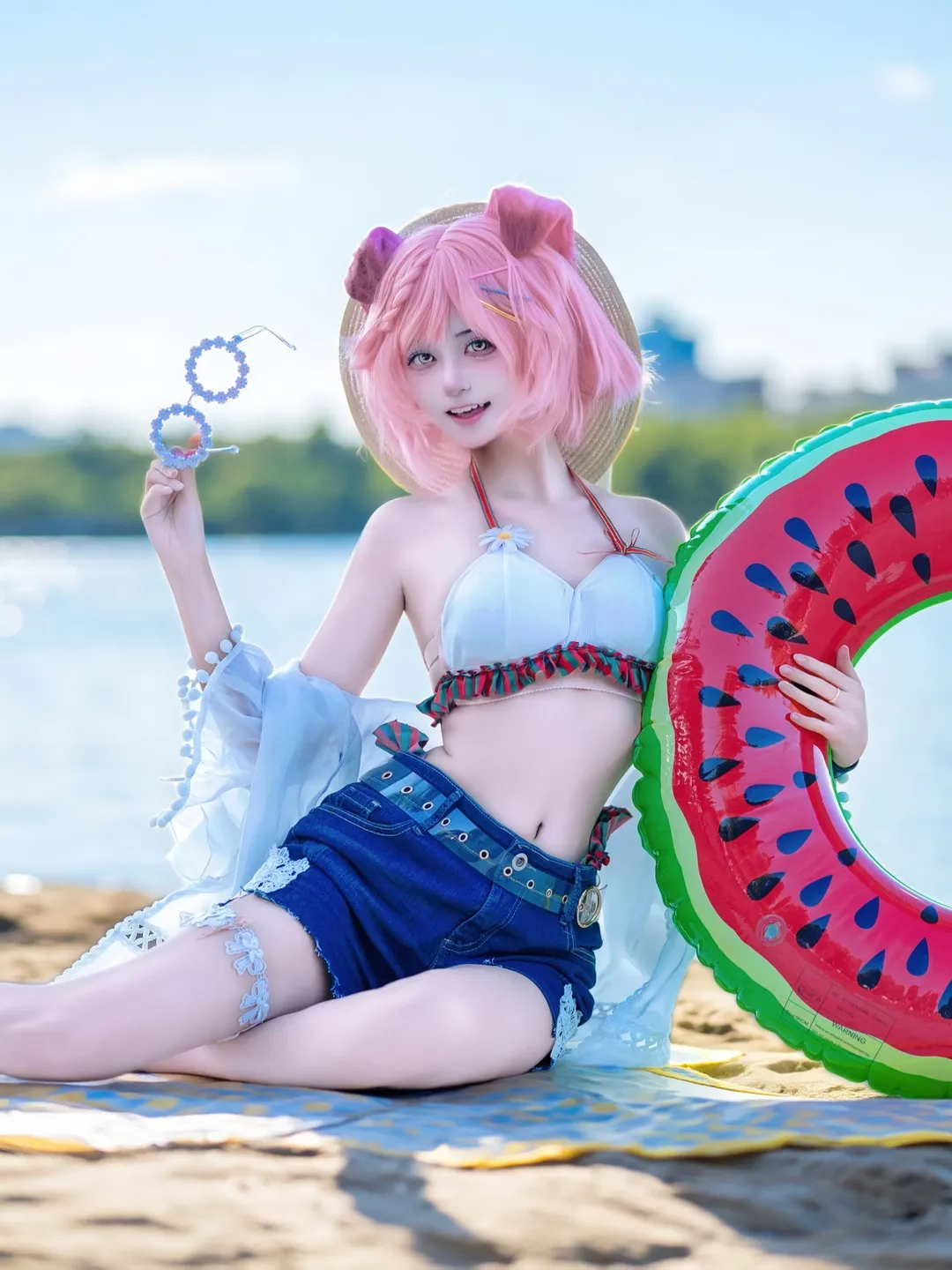 【ゴールデングロー コスプレ】アークナイツ夏の水着、水辺のピンク髪少女 - 1 枚目