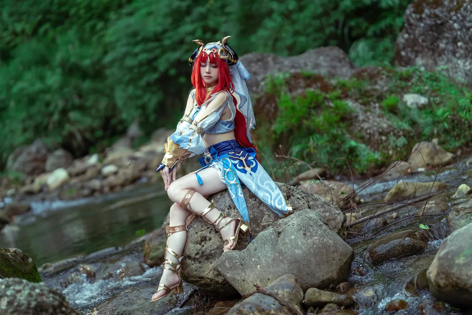 【妮露cos】青城山溪涧间的蓝白与赤红碰撞 - 第 6 张