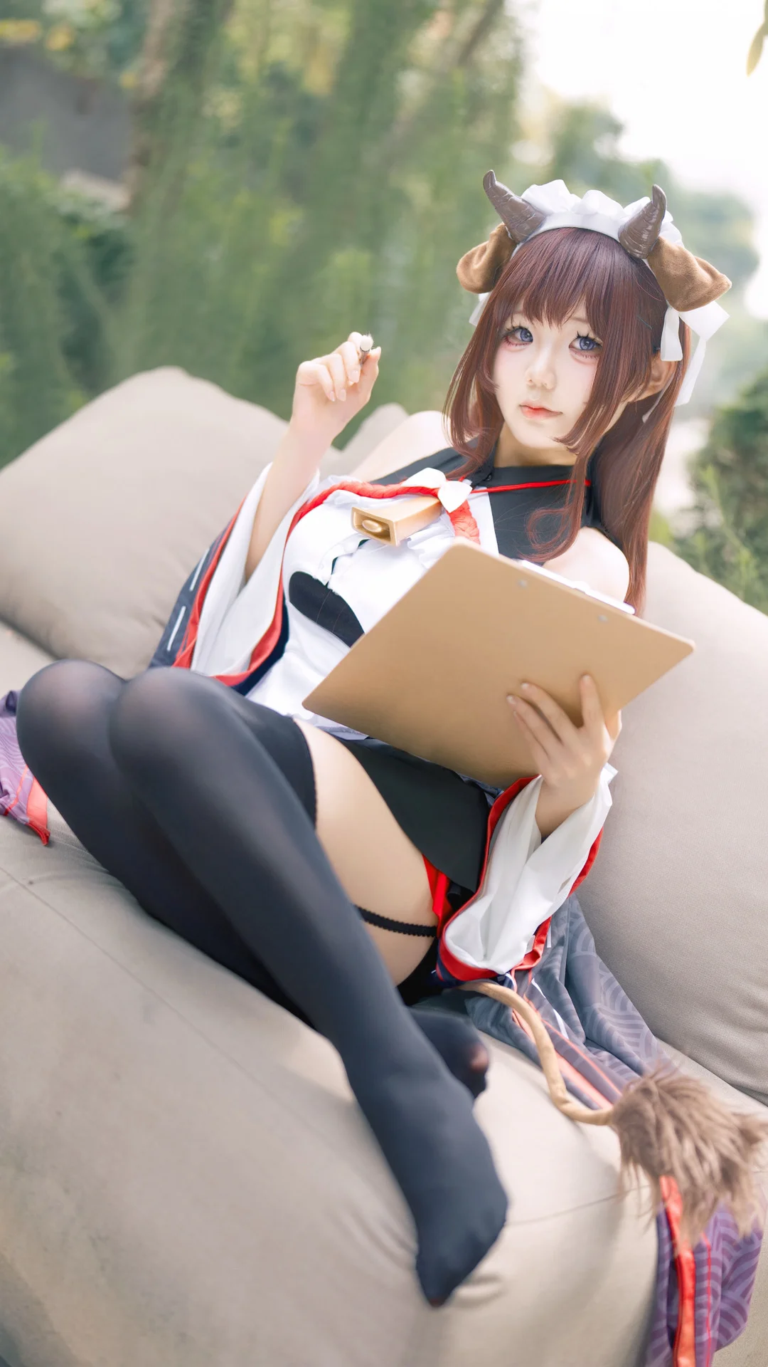 【樫野コスプレ】『アズールレーン』の記録員、ソファで過ごす憩いのひととき - 2 枚目