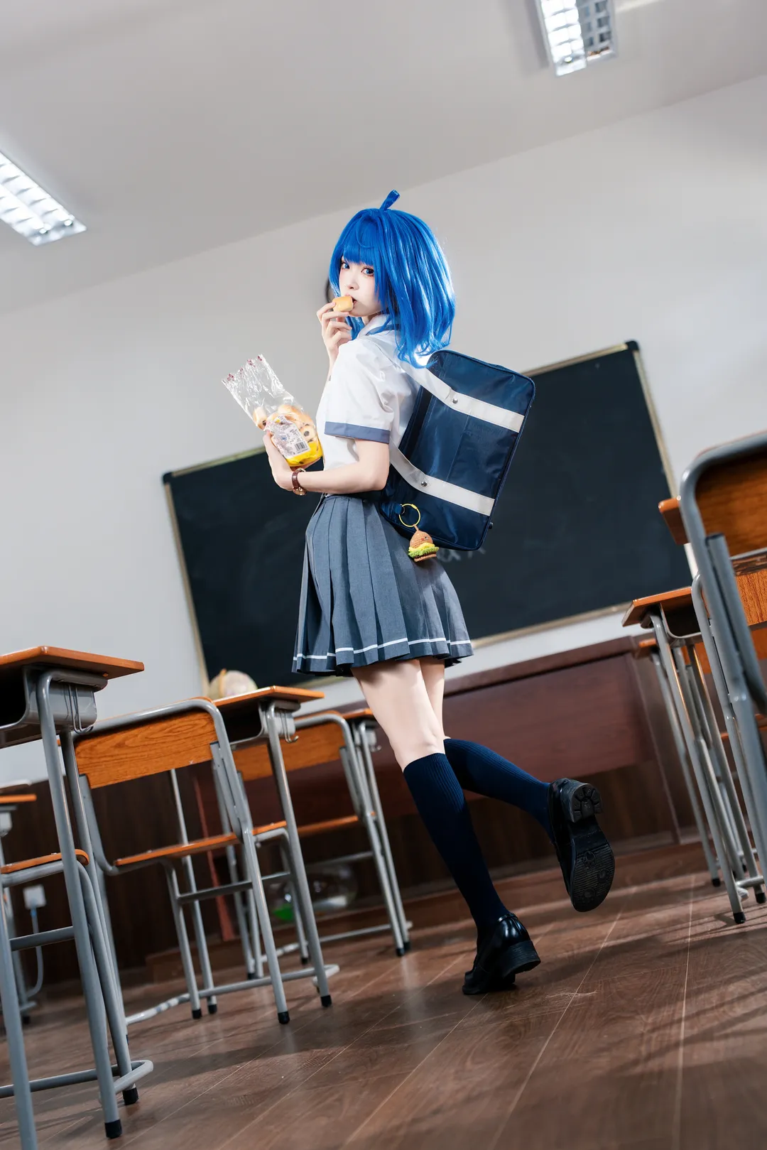 【八奈见杏菜cos】败犬女主太多，课桌上也要叼着面包的快乐 - 第 4 张