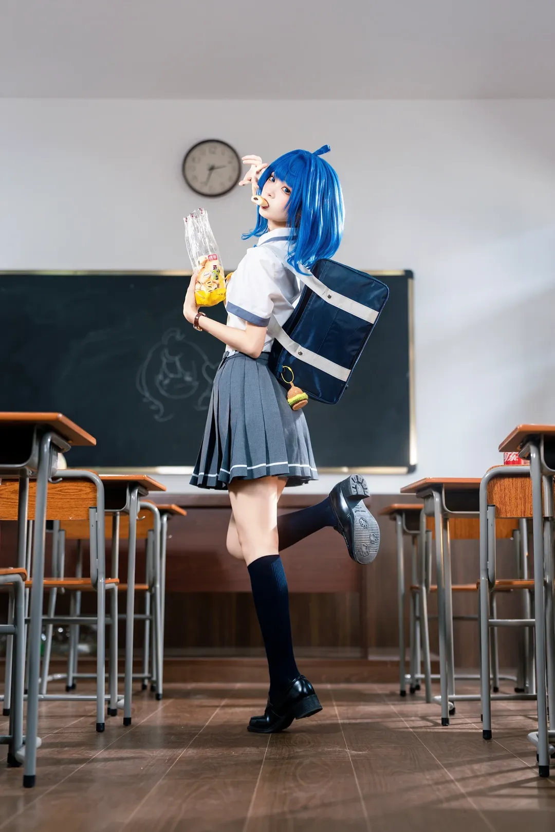 【八奈见杏菜cos】败犬女主太多，课桌上也要叼着面包的快乐 - 第 5 张