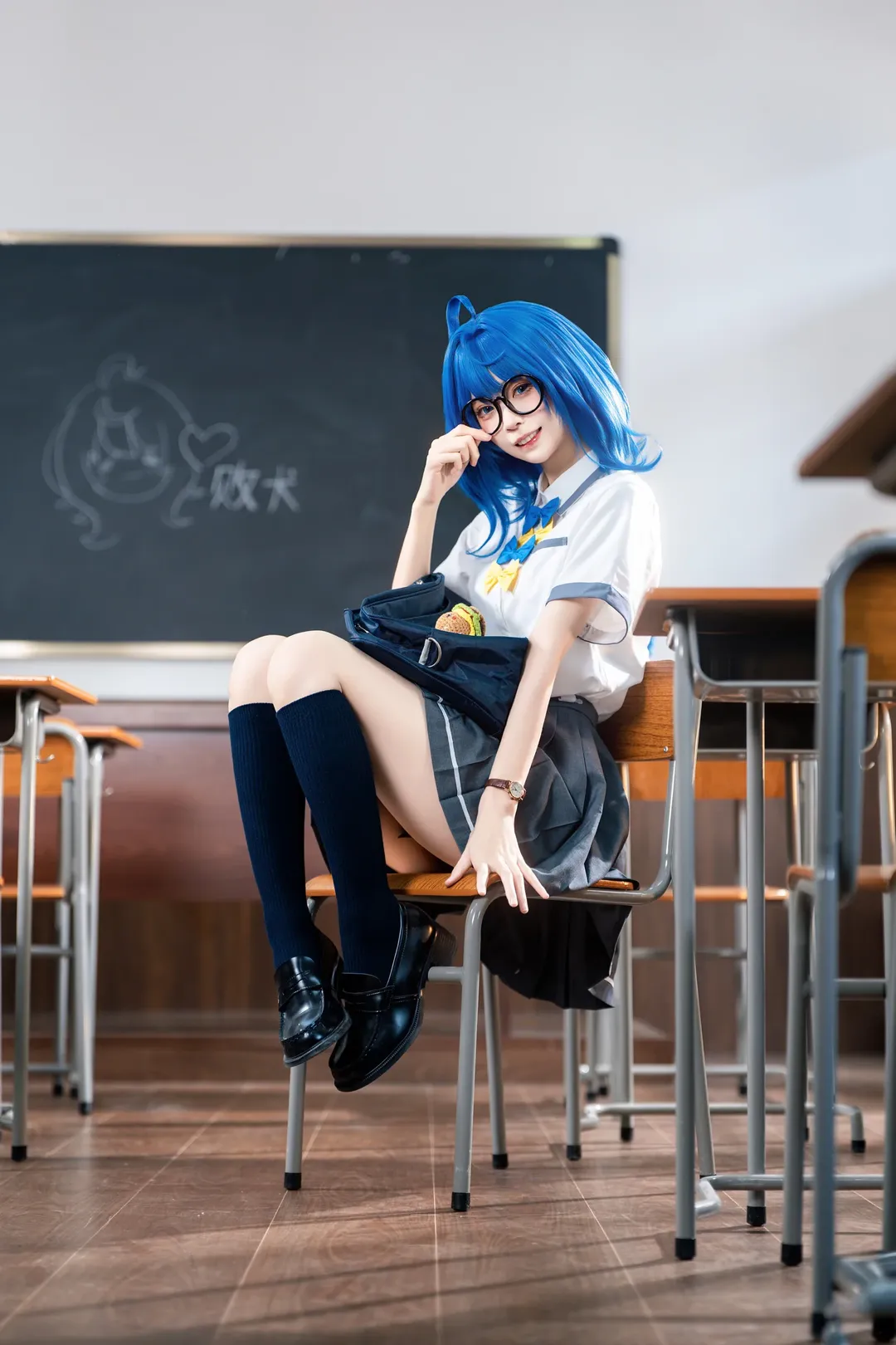 【八奈见杏菜cos】败犬女主太多，课桌上也要叼着面包的快乐