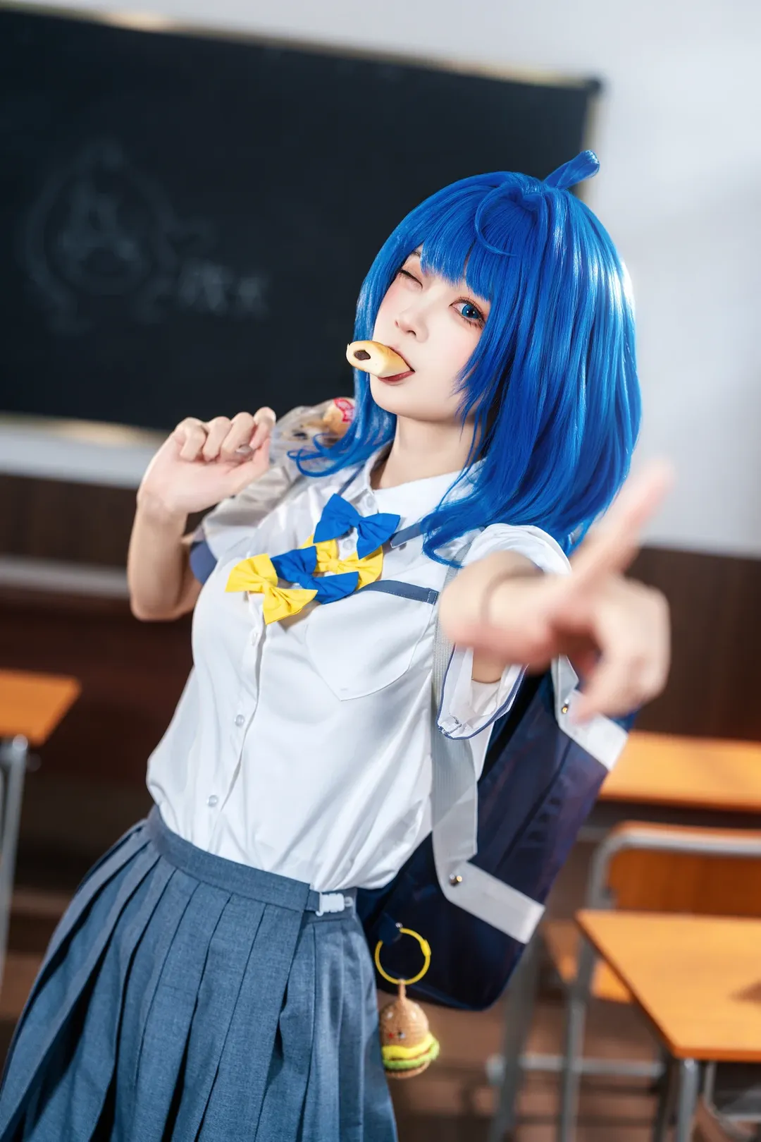 【八奈见杏菜cos】败犬女主太多，课桌上也要叼着面包的快乐 - 第 9 张