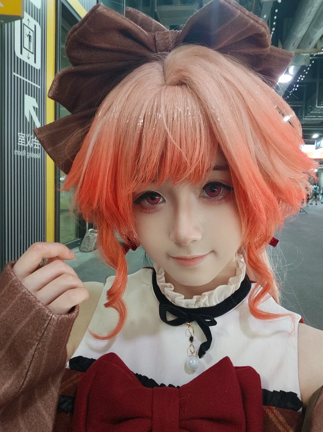 【羽生萌萌香 コスプレ】アークナイツ カーニバル、チェック柄とリボンの甘さと元気いっぱいな魅力 - 1 枚目
