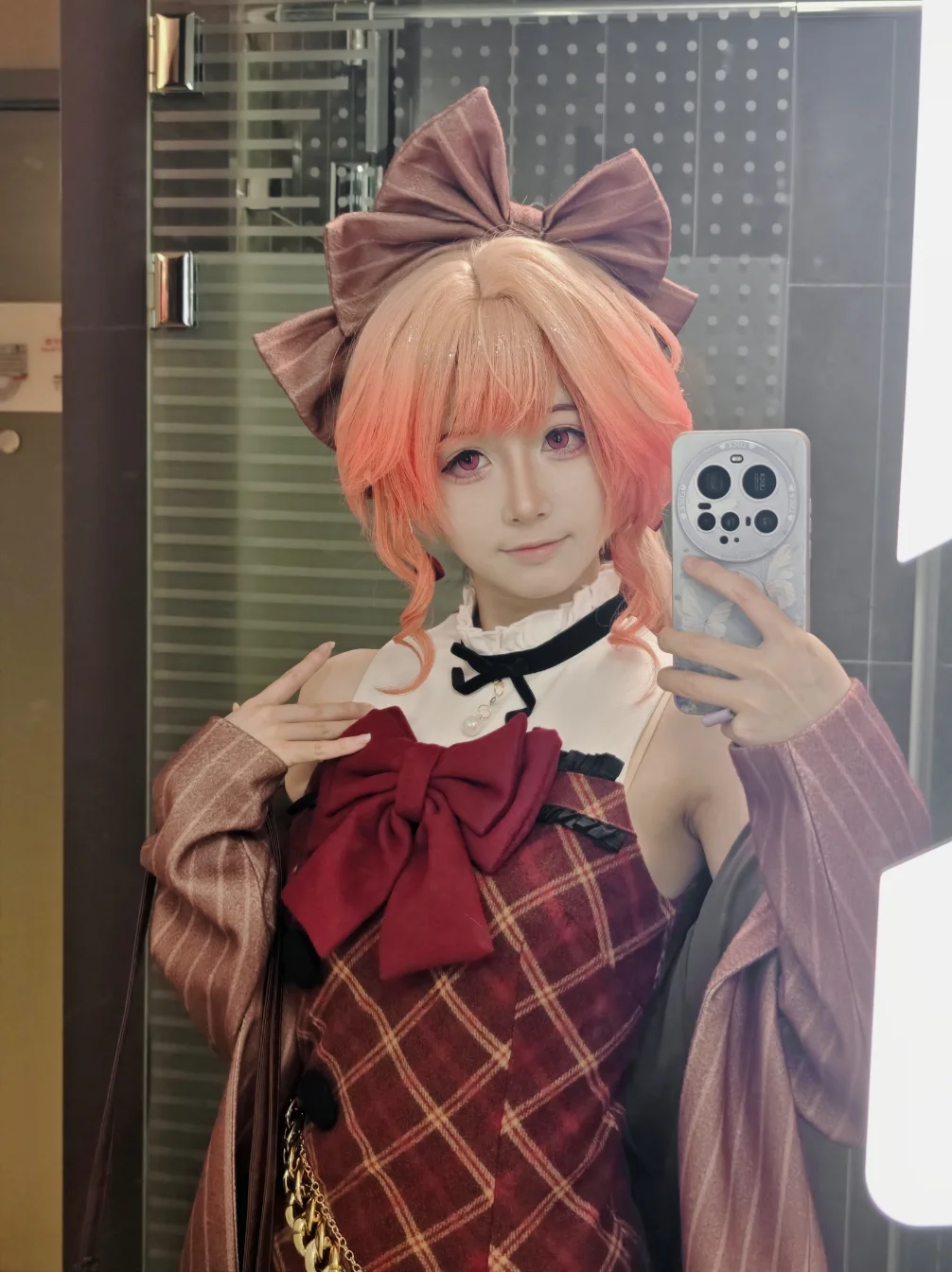 [Momoka Hanyuu Cosplay] Arknights Carnival: The Sweetness and Energetic Charm of Plaid & Bows