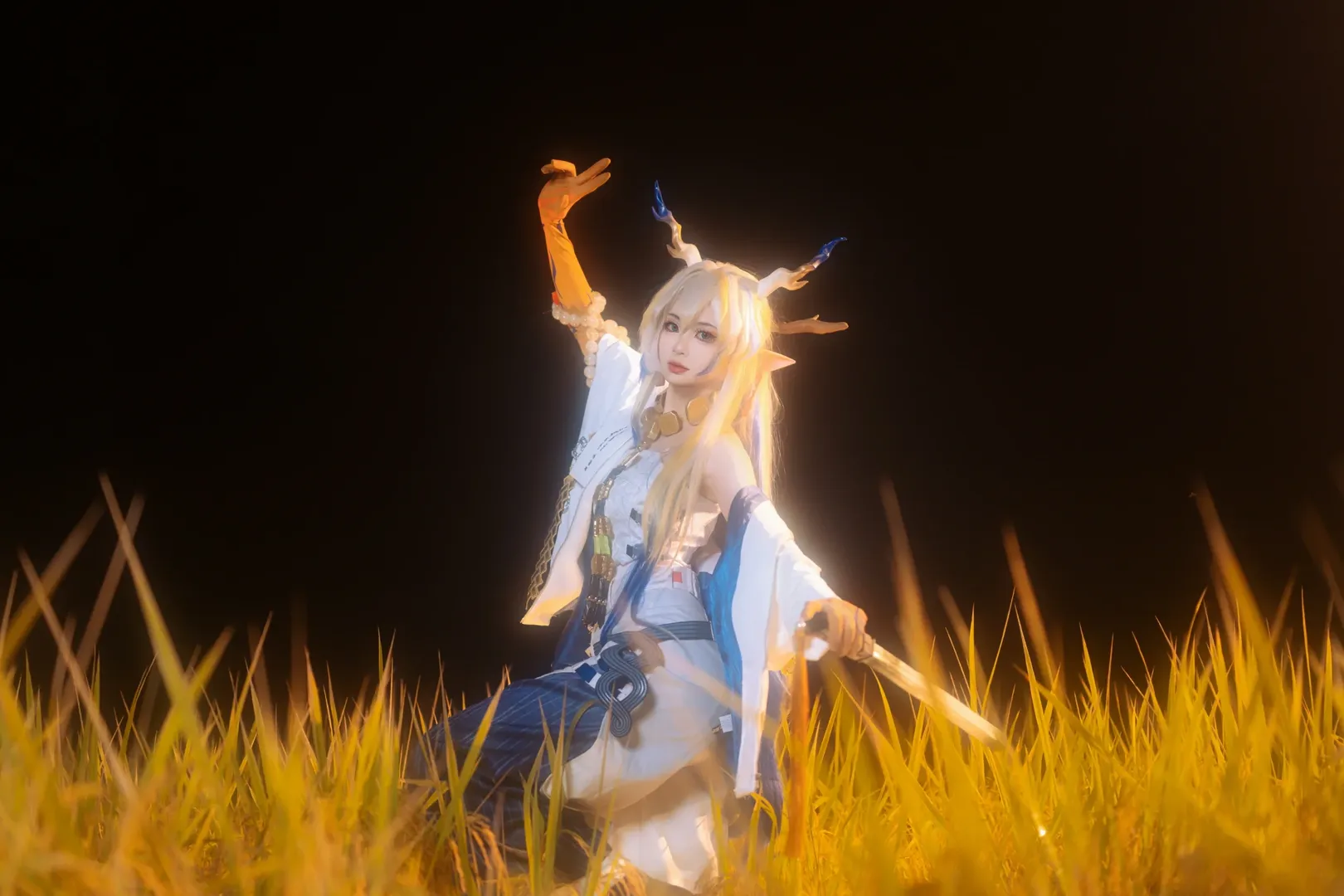 【黍cos】明日方舟金黄色的麦田和夜景人像的绝佳搭配 - 第 1 张