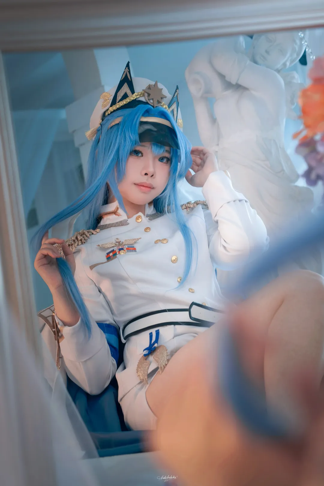 【ヘルム コスプレ】勝利の女神：NIKKE 白の軍服と青髪制服が織りなす撮影のコスプレ日常 - 3 枚目