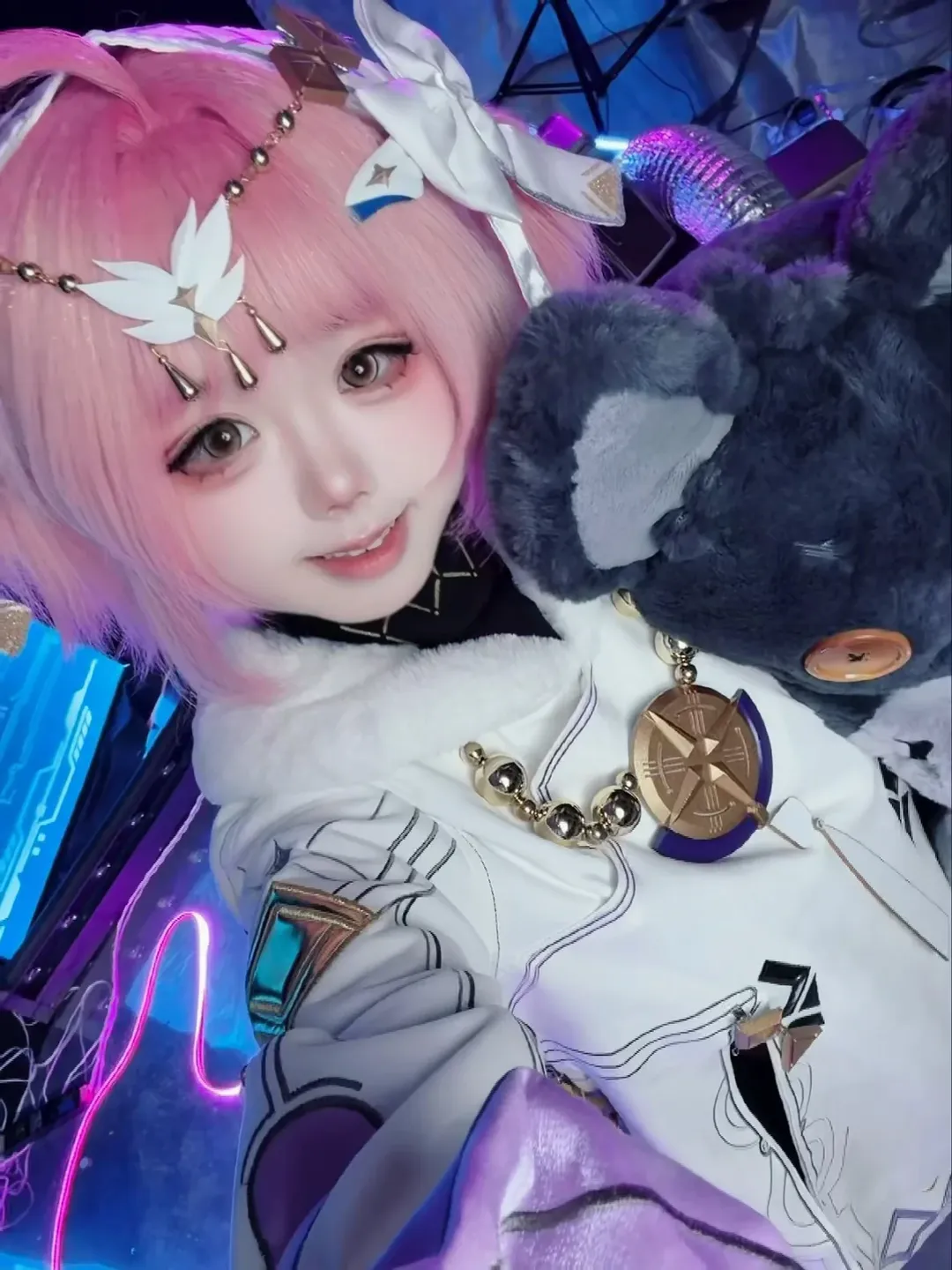 【爱弥斯cos】赛博霓虹下的粉发少女 - 第 3 张