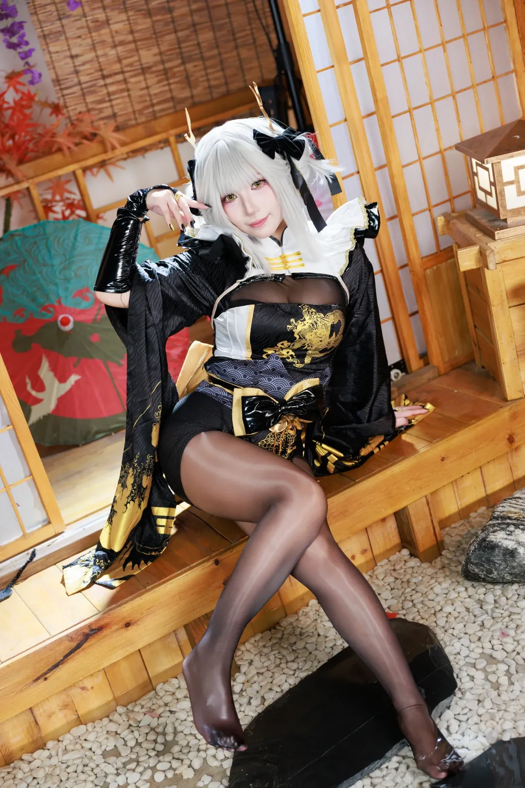 【Blanc cosplay】Goddess of Victory: Nikke: Black & Gold Japanese-Style Outfit Showcase in a Japanese Garden - Image 2