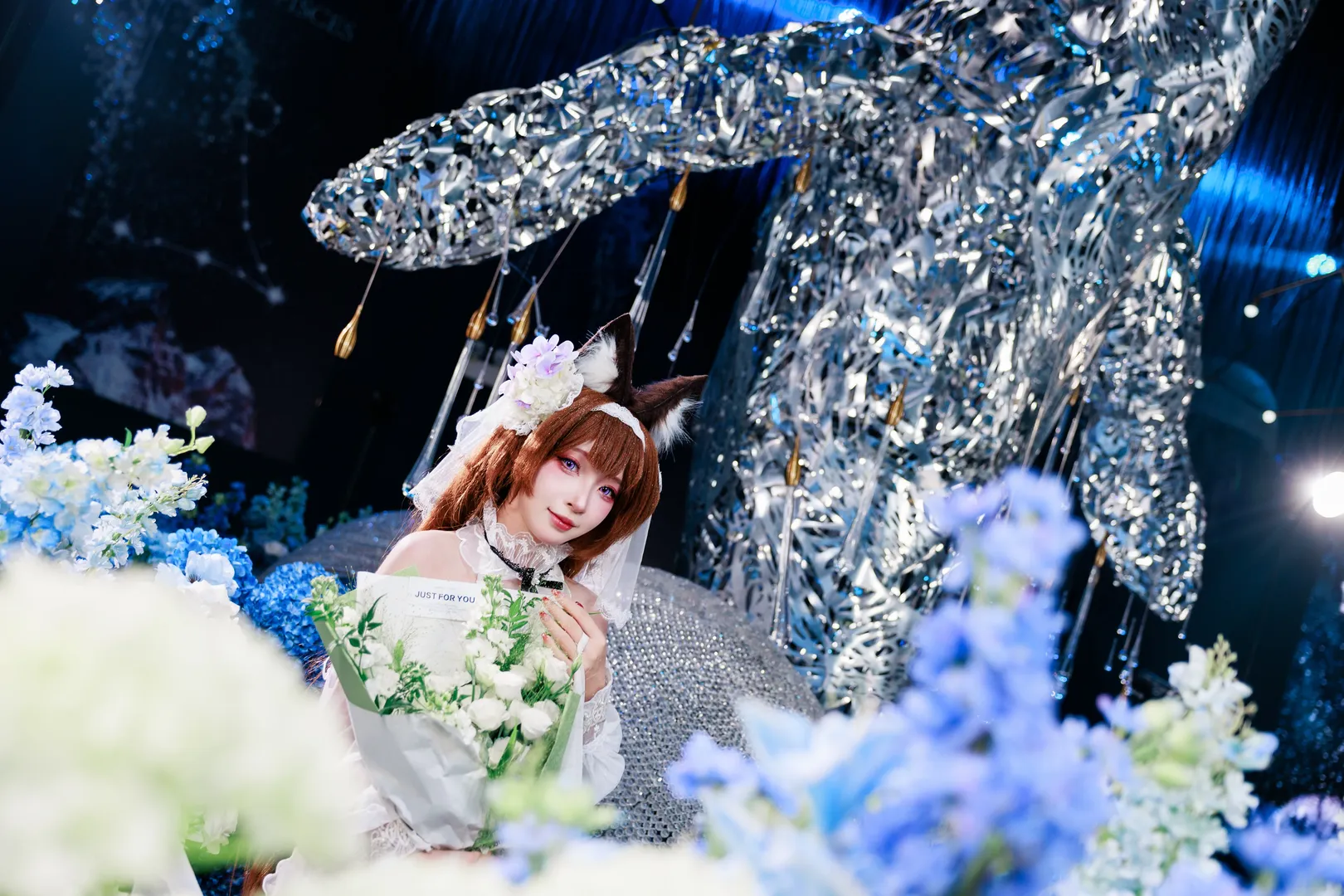 [Amagi Cosplay] Azur Lane Bride: Captured Amid Silver Stars and a Blue Sea of Flowers - Image 2
