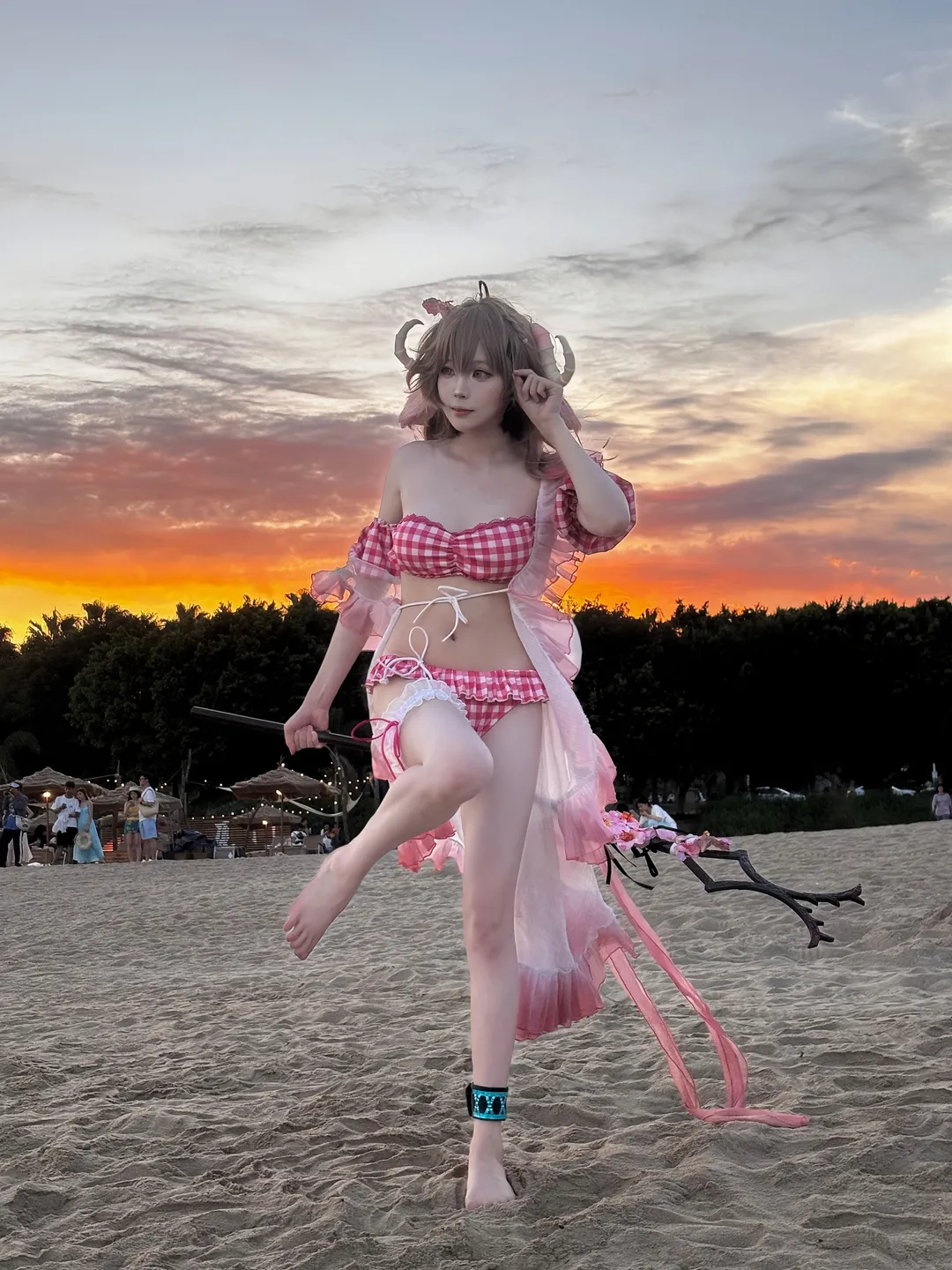 【艾雅法拉cos】明日方舟夏卉泳装，海岛夕阳下的大胜利
