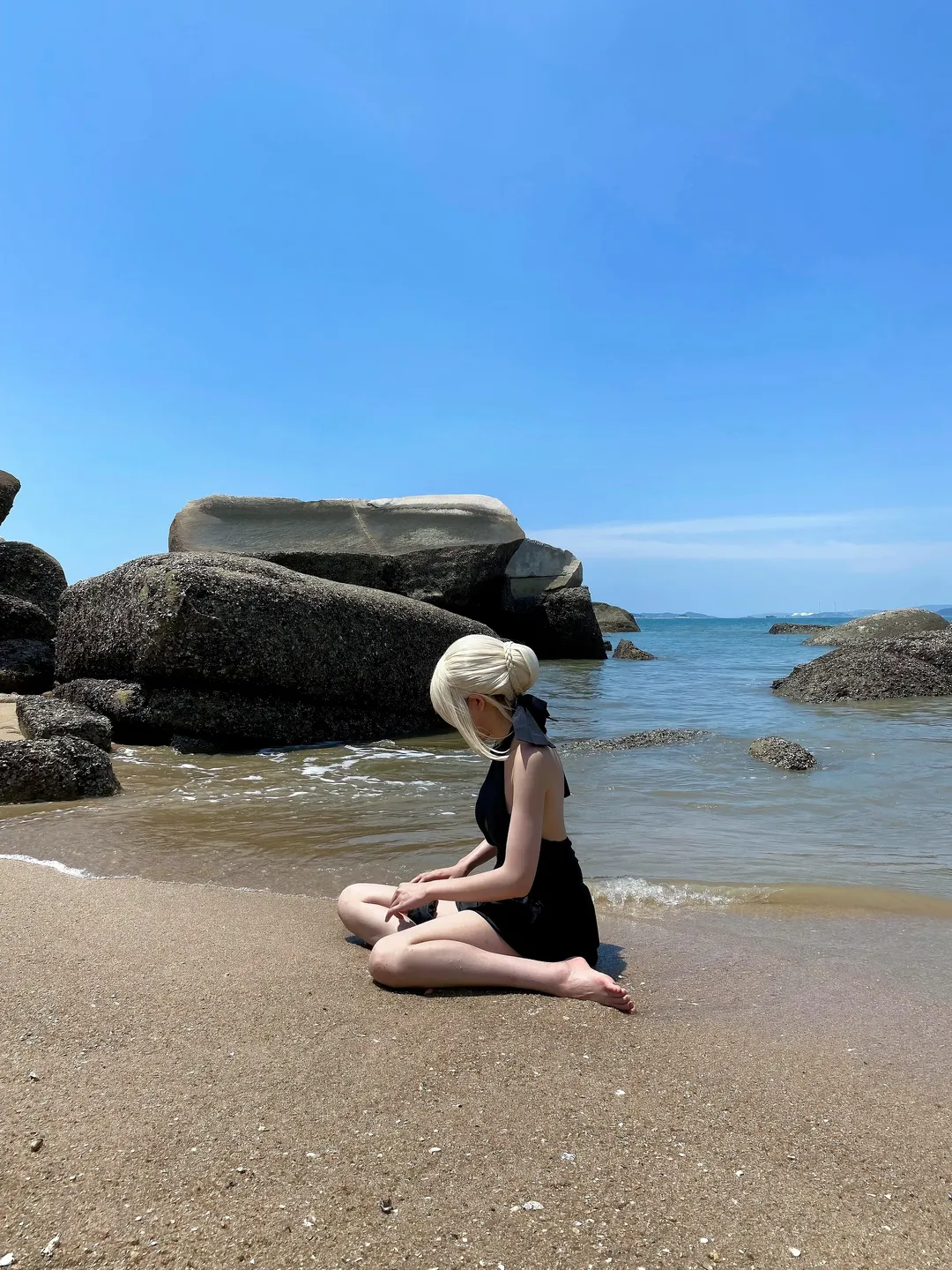 【阿尔托莉雅黑呆泳装cos】FGO夏日海边外景拍摄 - 第 1 张