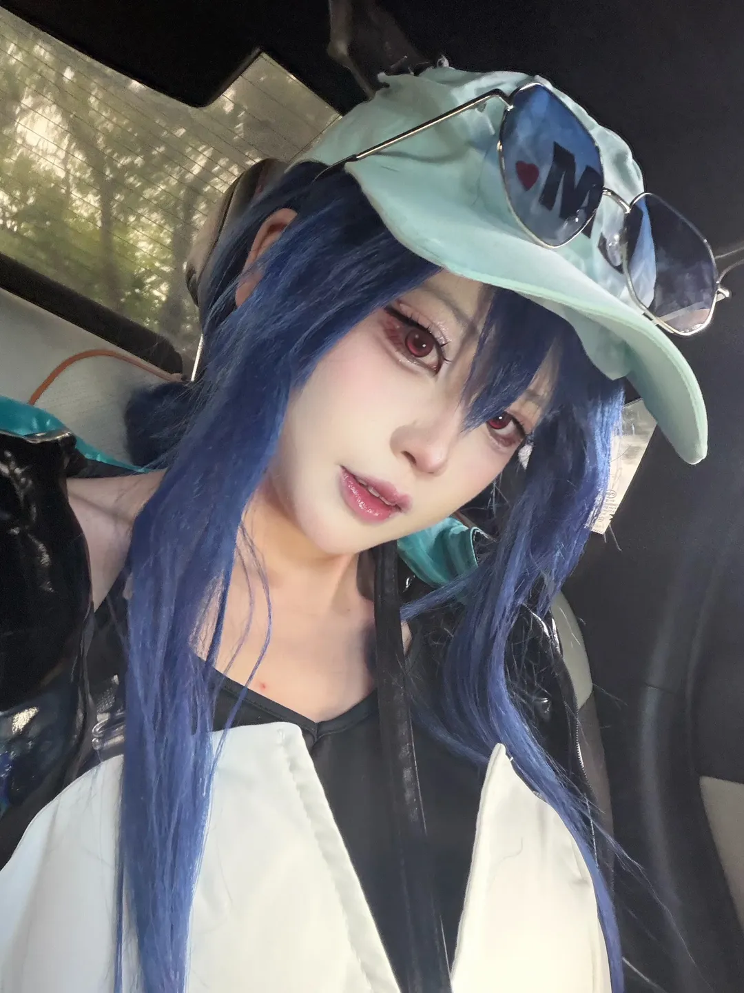【陈晖洁cos】明日方舟假日威龙陈的驾驶座随拍 - 第 1 张