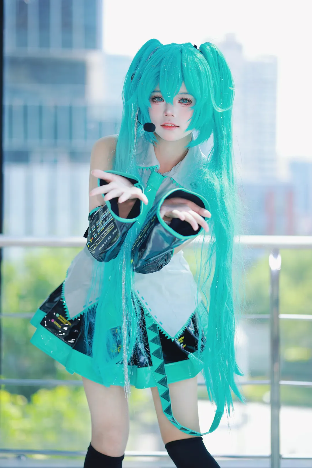 【初音未来cos】葱色双马尾与晴空下的高光瞬间 - 第 1 张