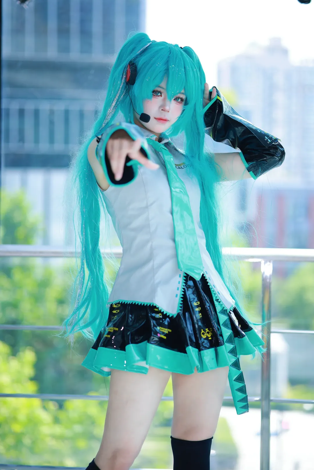 【初音未来cos】葱色双马尾与晴空下的高光瞬间 - 第 2 张