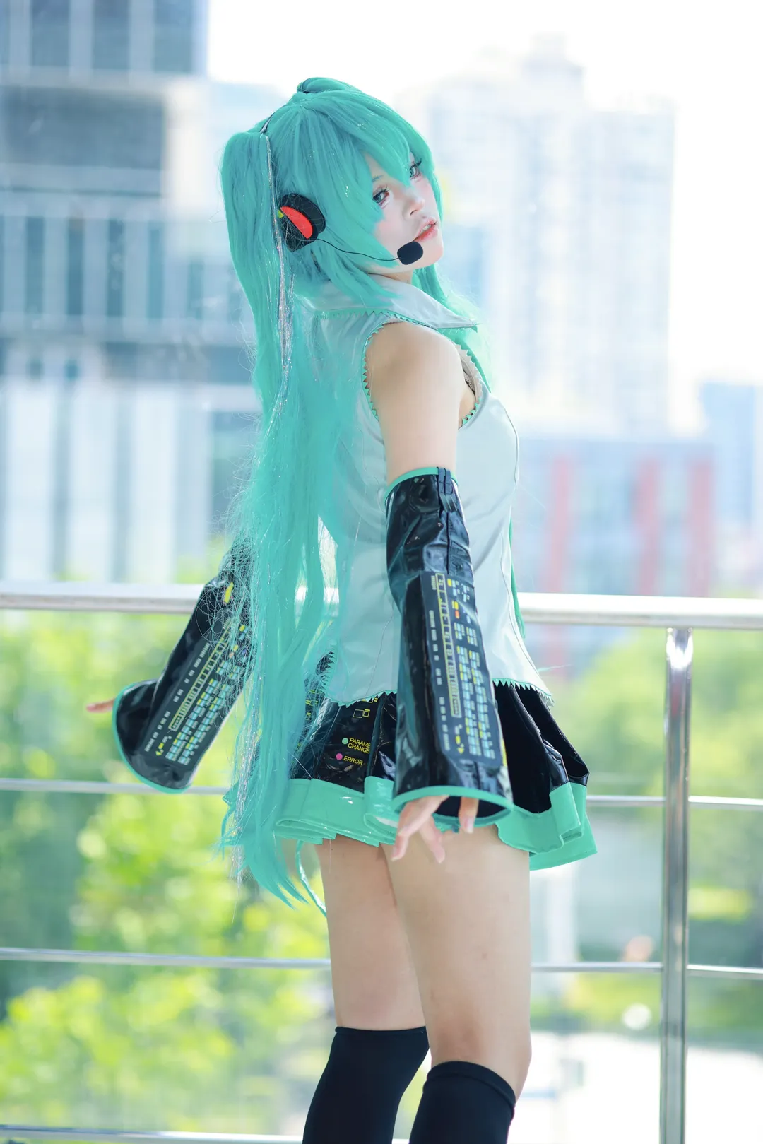 【初音未来cos】葱色双马尾与晴空下的高光瞬间 - 第 3 张