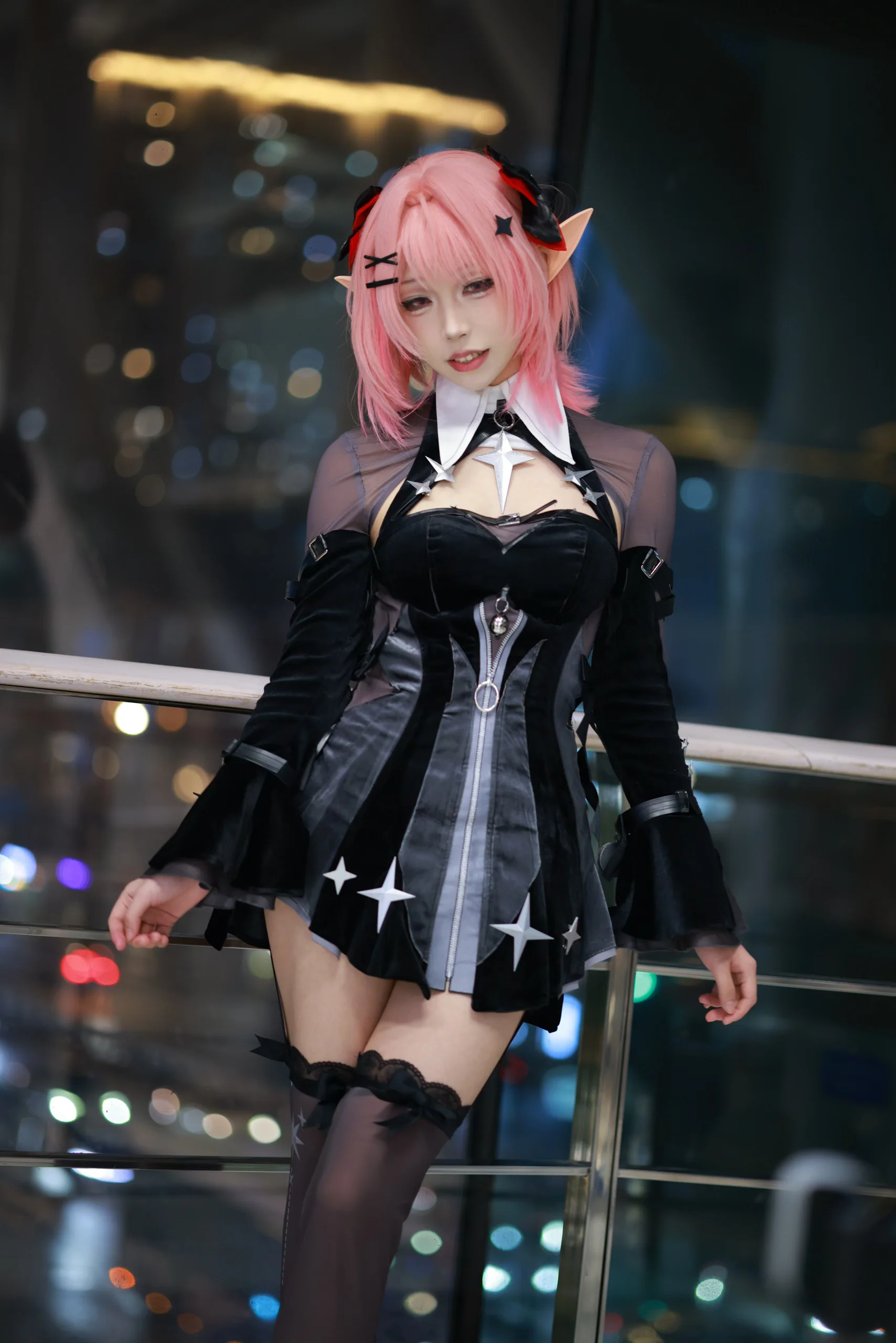 【拉米尔cos】绝区零里的粉发精灵，夜晚栏杆边的随拍 - 第 1 张