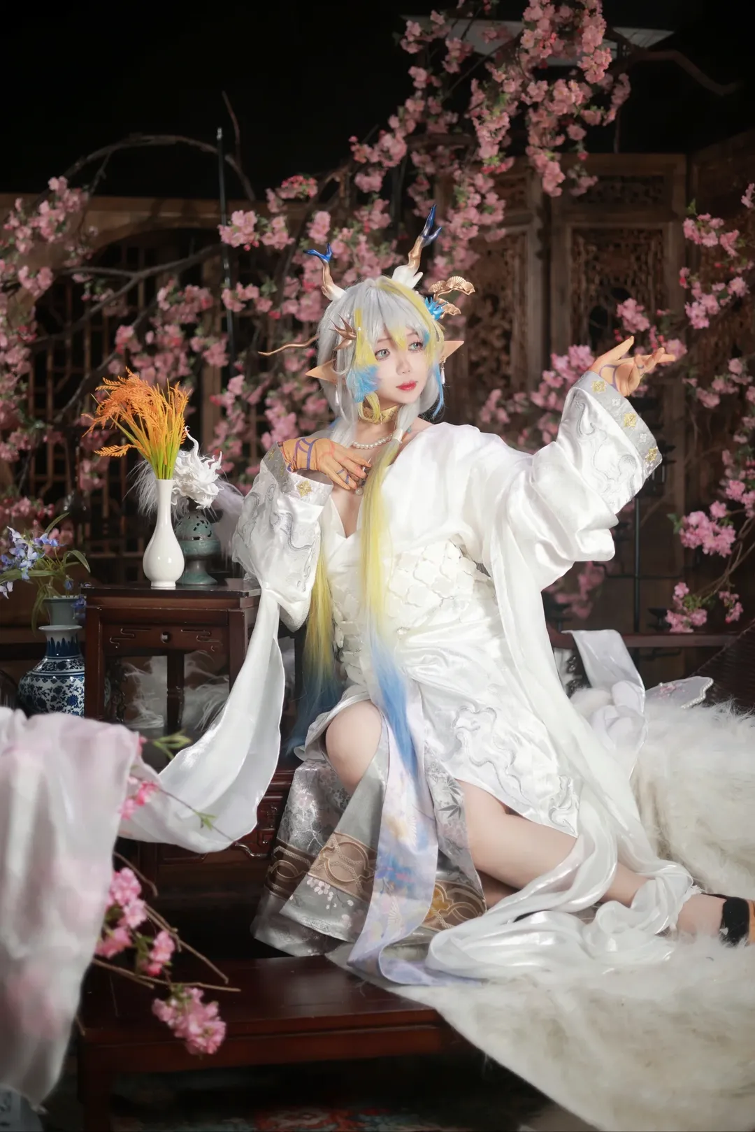 【明日方舟黍cos】这身神女服拍古风桃花景太对味了 - 第 1 张