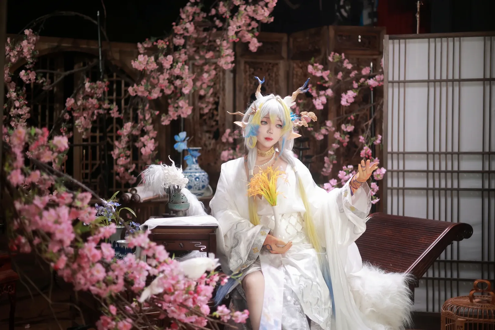 【明日方舟黍cos】这身神女服拍古风桃花景太对味了 - 第 2 张
