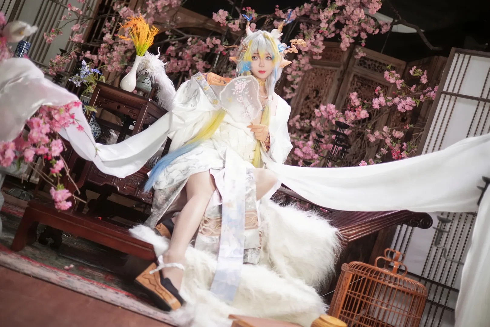 【明日方舟黍cos】这身神女服拍古风桃花景太对味了 - 第 3 张