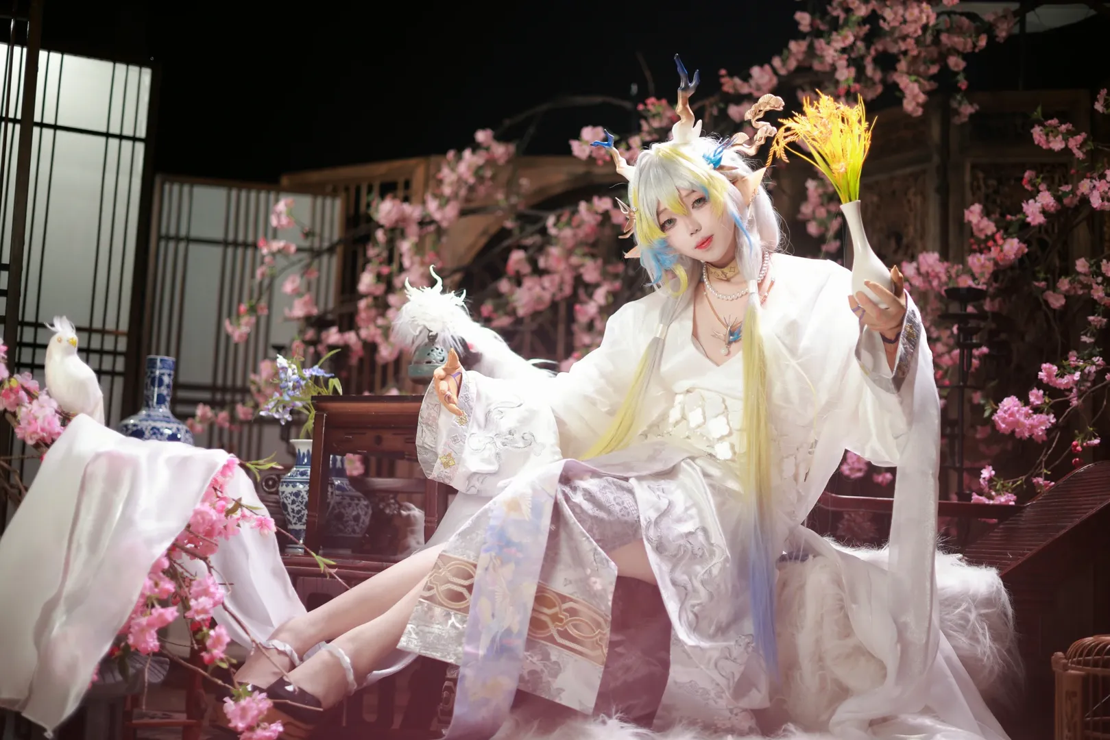 【明日方舟黍cos】这身神女服拍古风桃花景太对味了