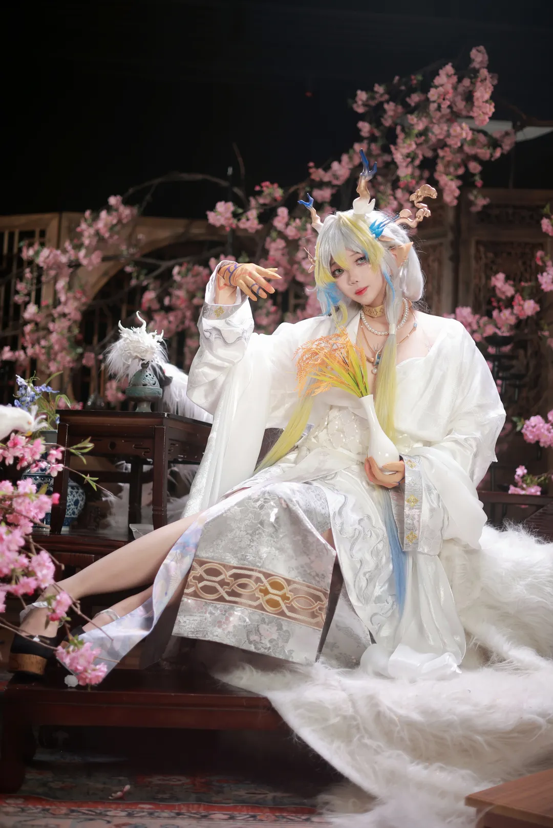 【明日方舟黍cos】这身神女服拍古风桃花景太对味了 - 第 5 张