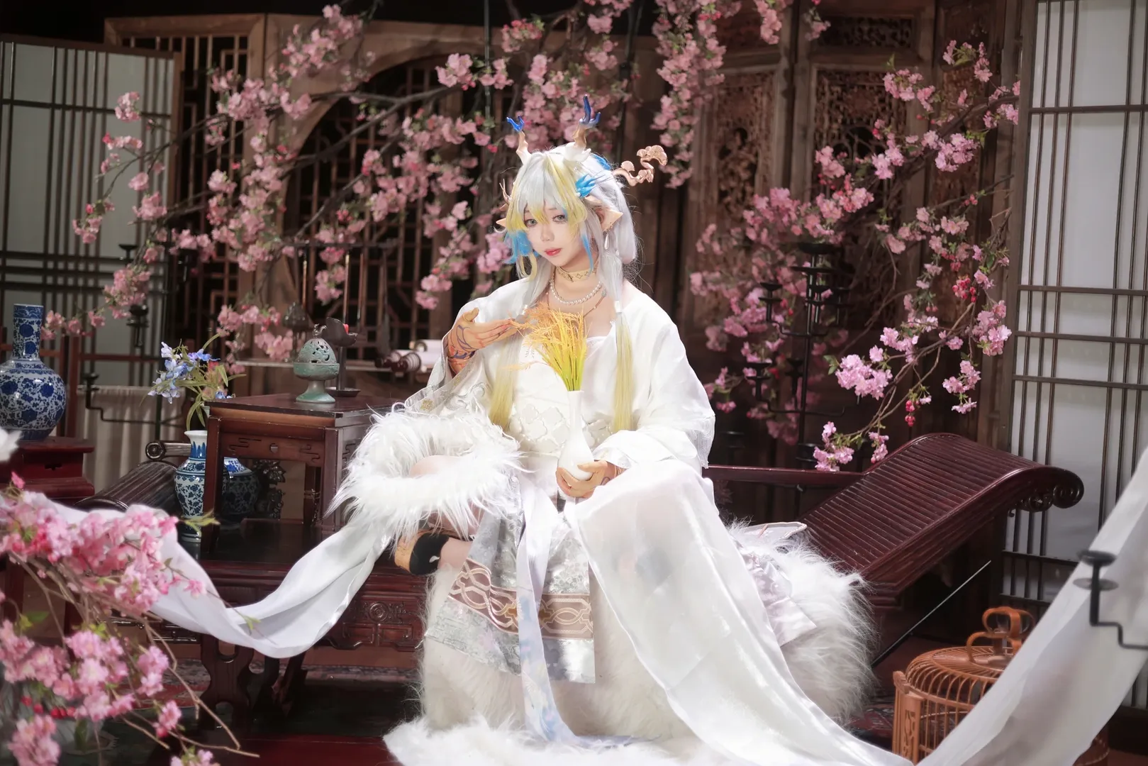 【明日方舟黍cos】这身神女服拍古风桃花景太对味了 - 第 6 张