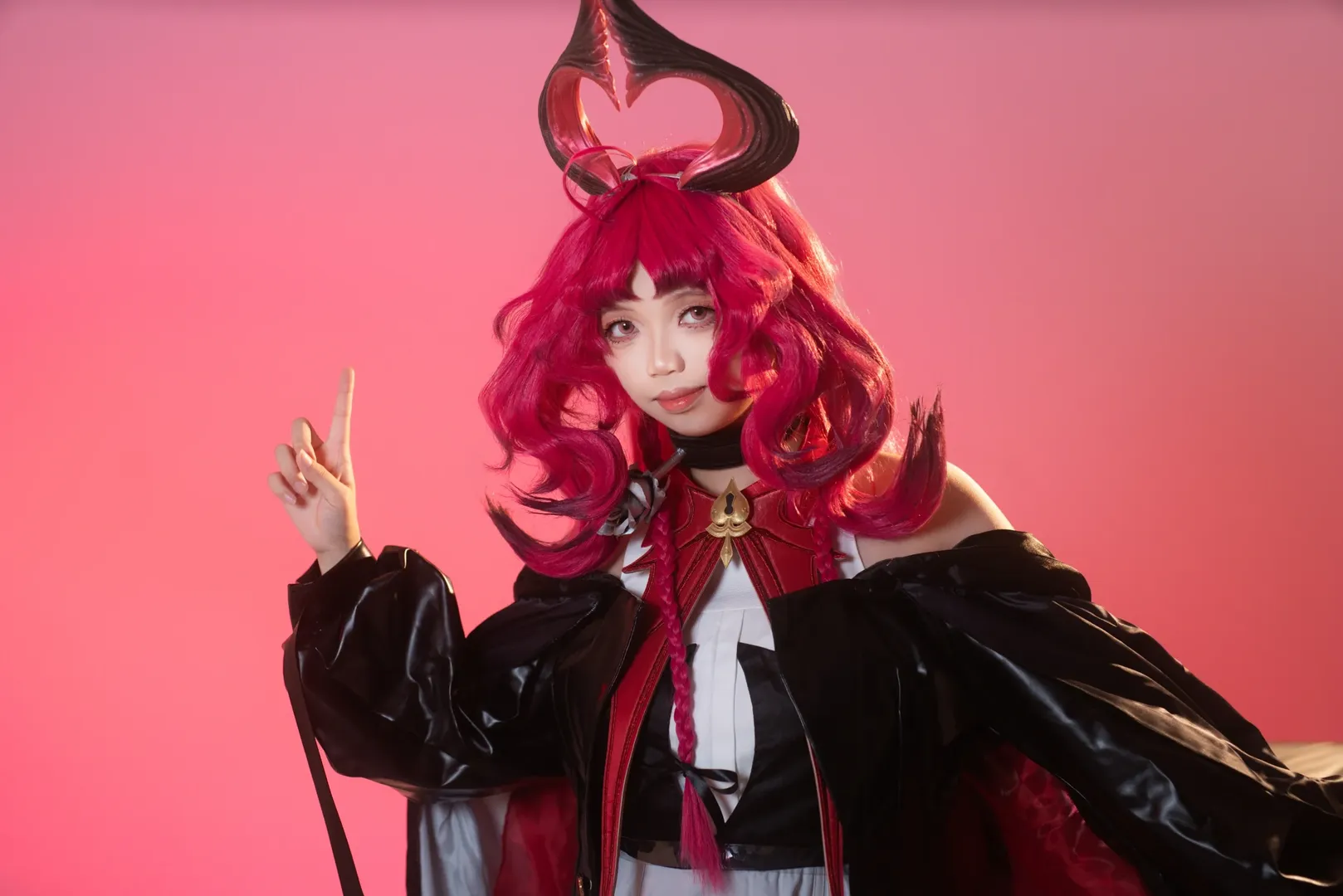 【明日方舟妮芙cos】辞岁行的红发魔女，举起手指的仪式感