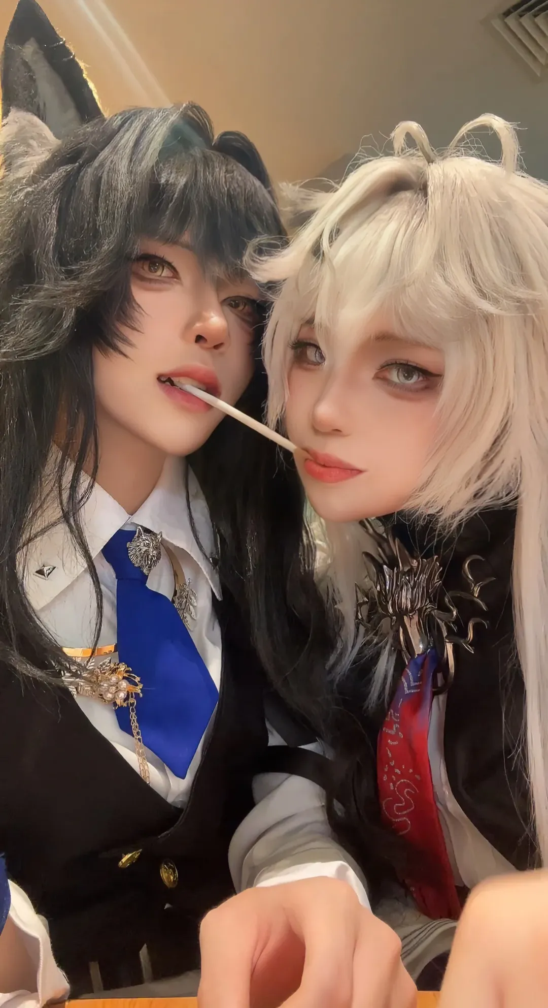 【Texas & Lappland cosplay】Arknights Twin Wolves: Everyday Chemistry Moments in Anime-Style Uniforms - Image 1