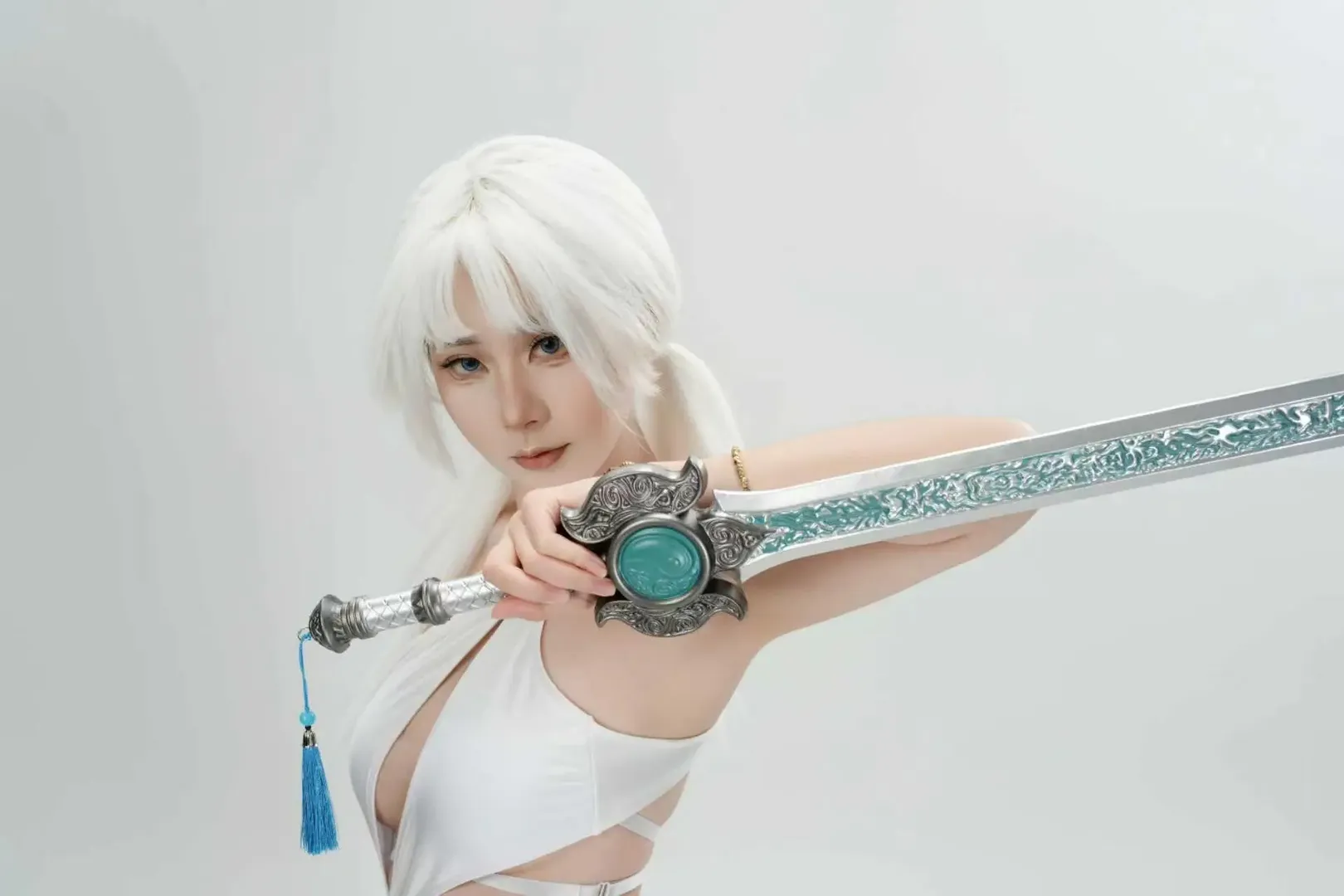 【季莹莹cos】永劫无间季莹莹泳装拍摄，清冷飒爽的白发剑客 - 第 1 张
