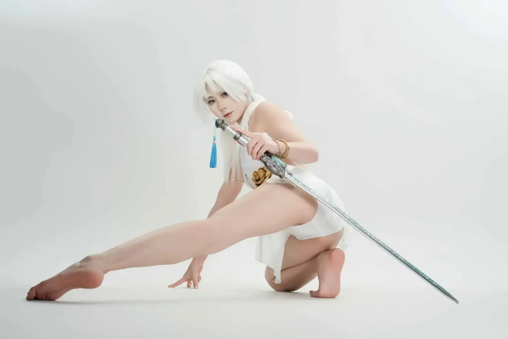 【季莹莹cos】永劫无间季莹莹泳装拍摄，清冷飒爽的白发剑客 - 第 3 张