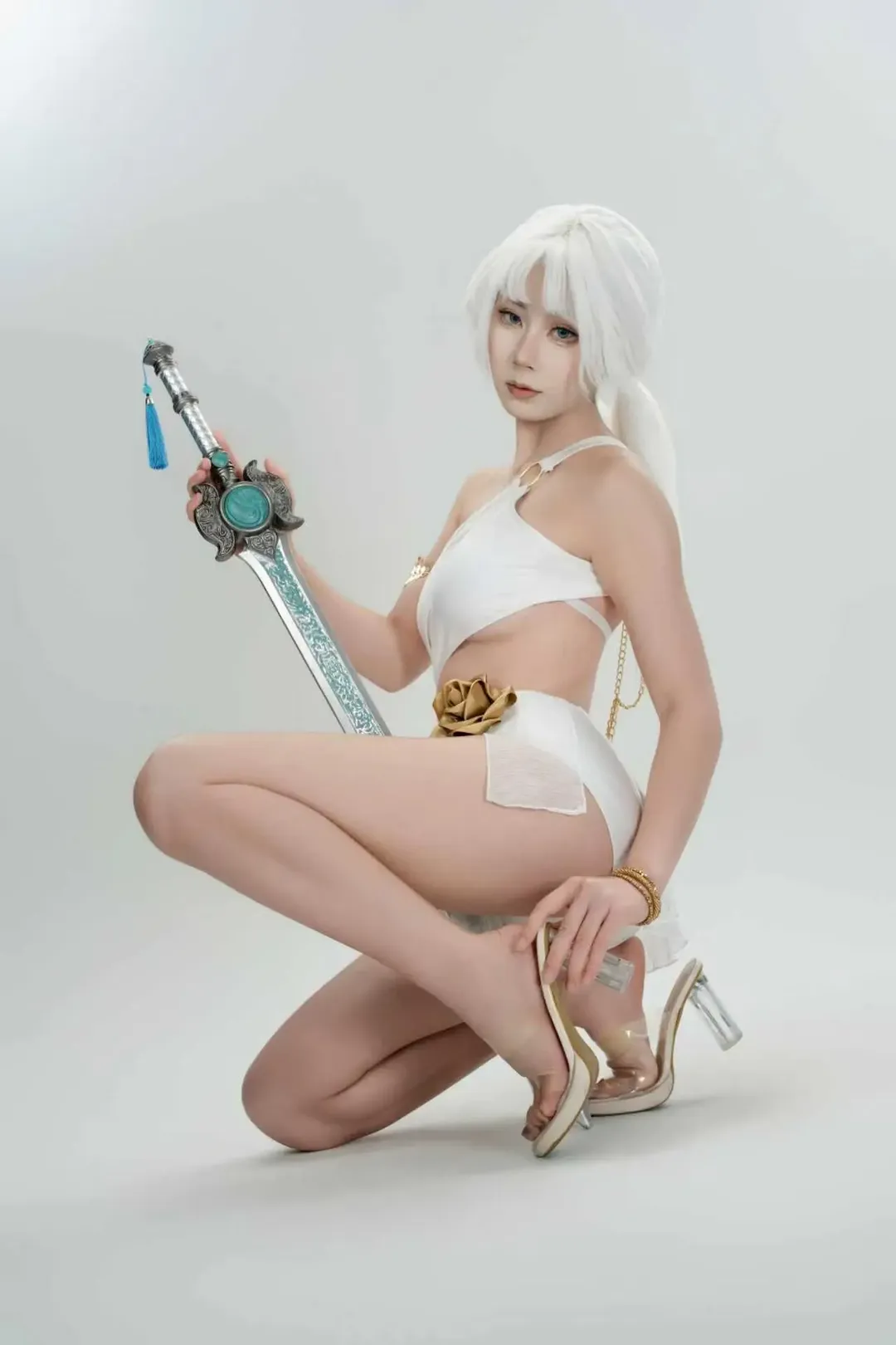 【季莹莹cos】永劫无间季莹莹泳装拍摄，清冷飒爽的白发剑客 - 第 5 张