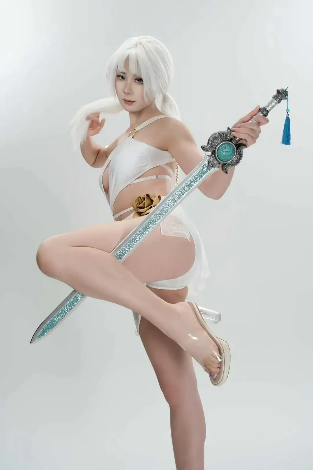 【季莹莹cos】永劫无间季莹莹泳装拍摄，清冷飒爽的白发剑客 - 第 6 张