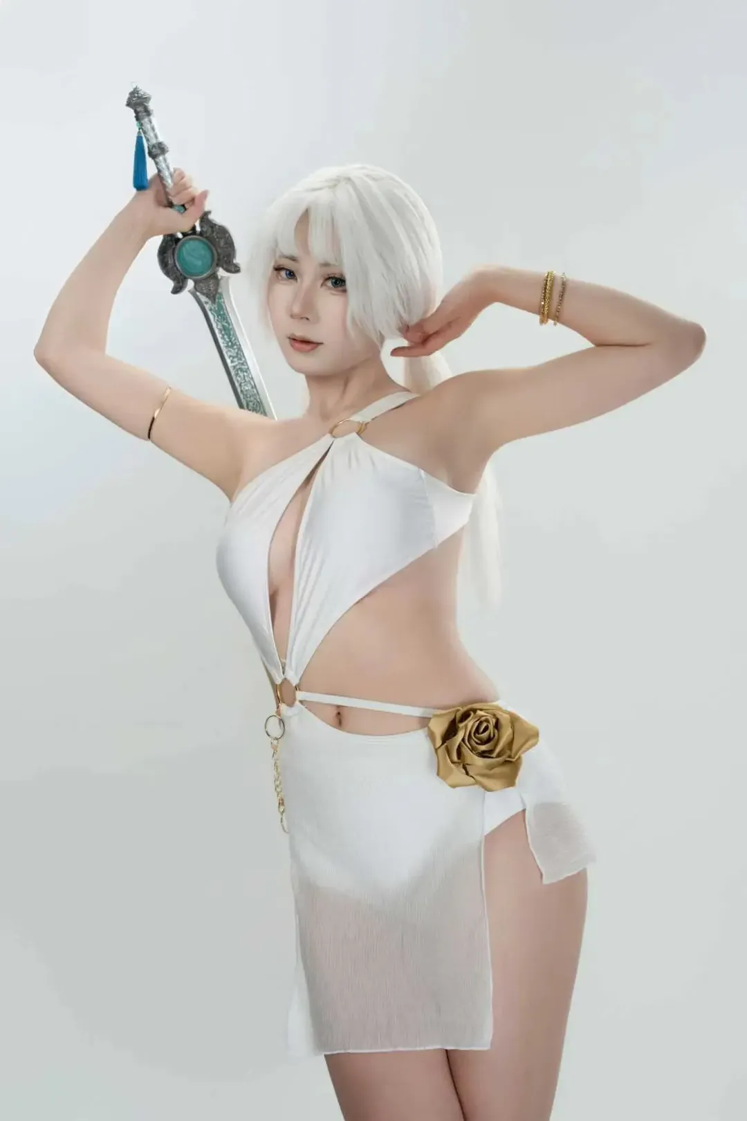 【季莹莹cos】永劫无间季莹莹泳装拍摄，清冷飒爽的白发剑客 - 第 9 张
