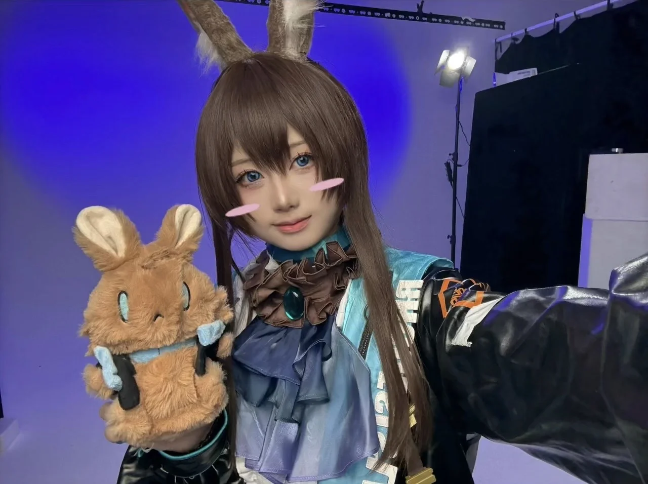 【阿米娅cos】明日方舟，兔兔的影棚自拍分享 - 第 2 张
